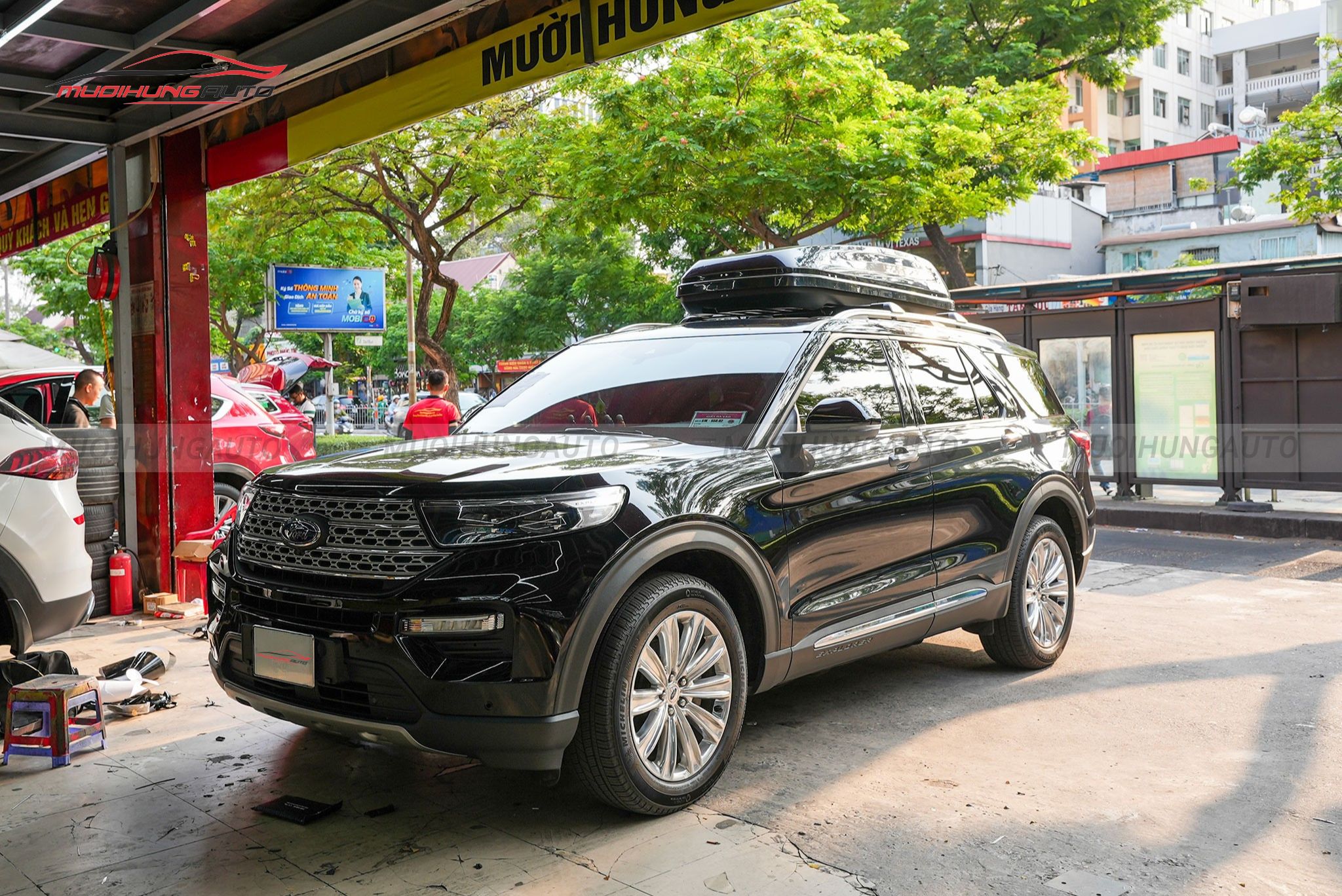 Cốp phi thuyền xe Ford Explorer 2022