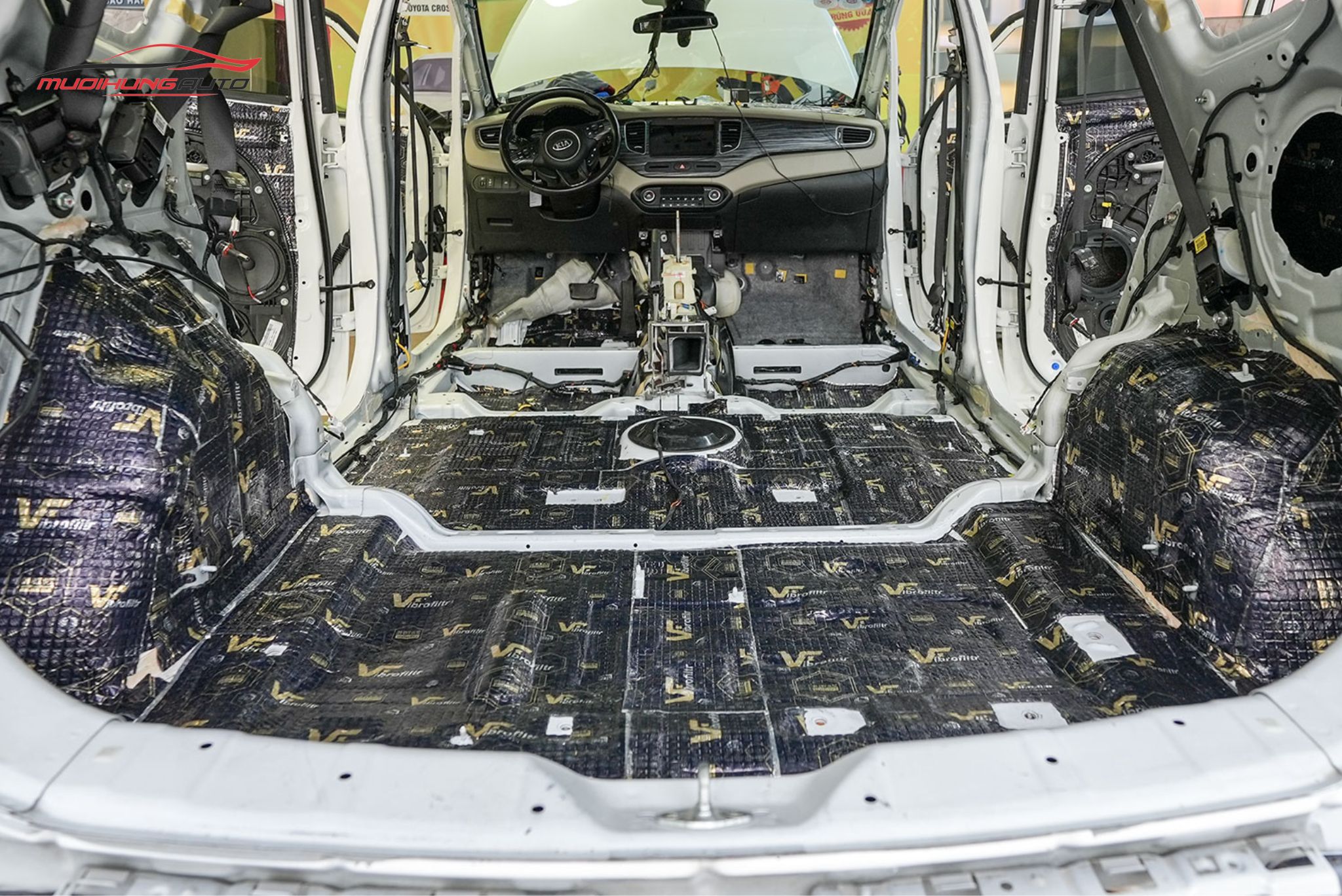 Dán cách âm cho cốp xe Kia Rondo 2015