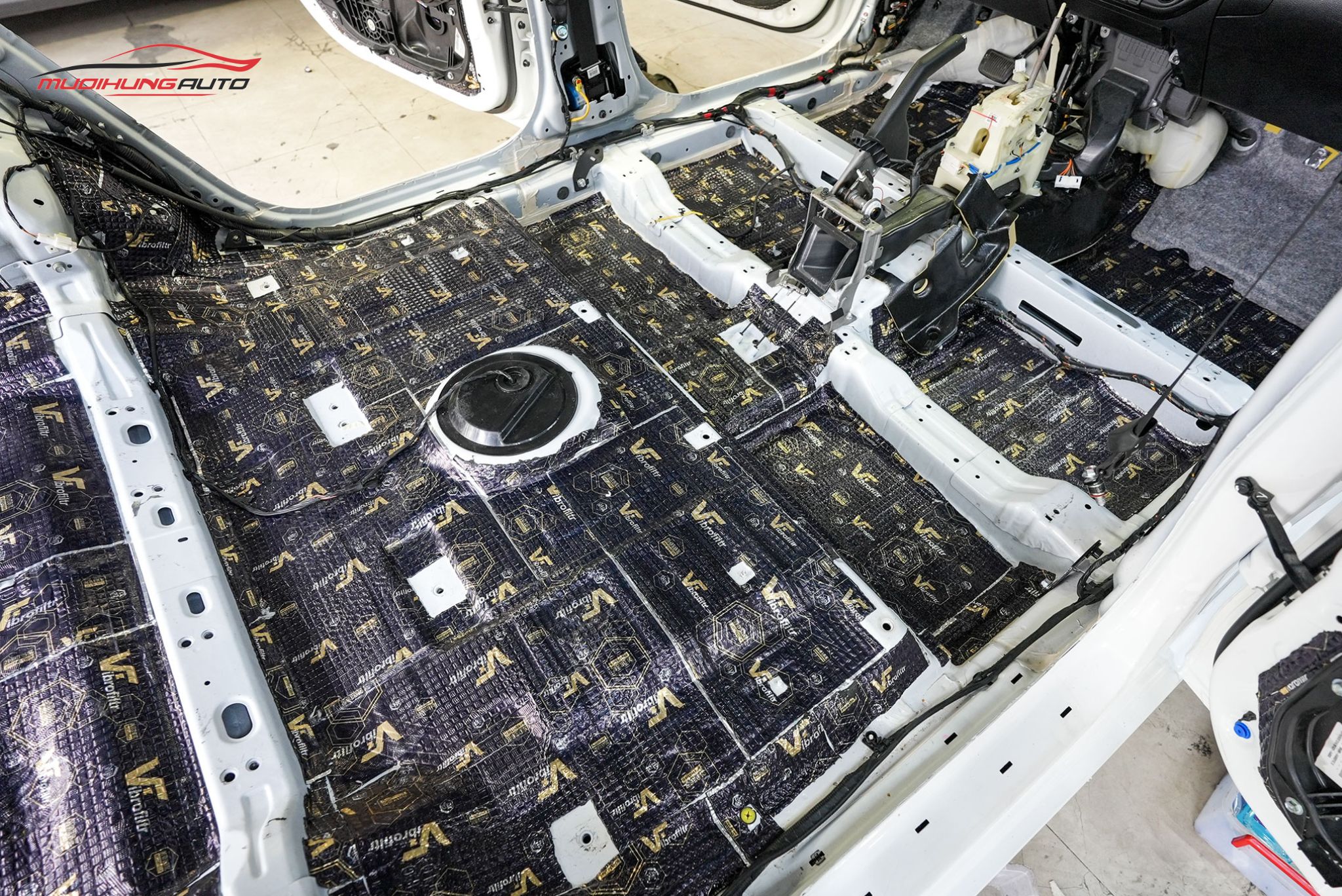 Dán cách âm cho sàn xe Kia Rondo 2015