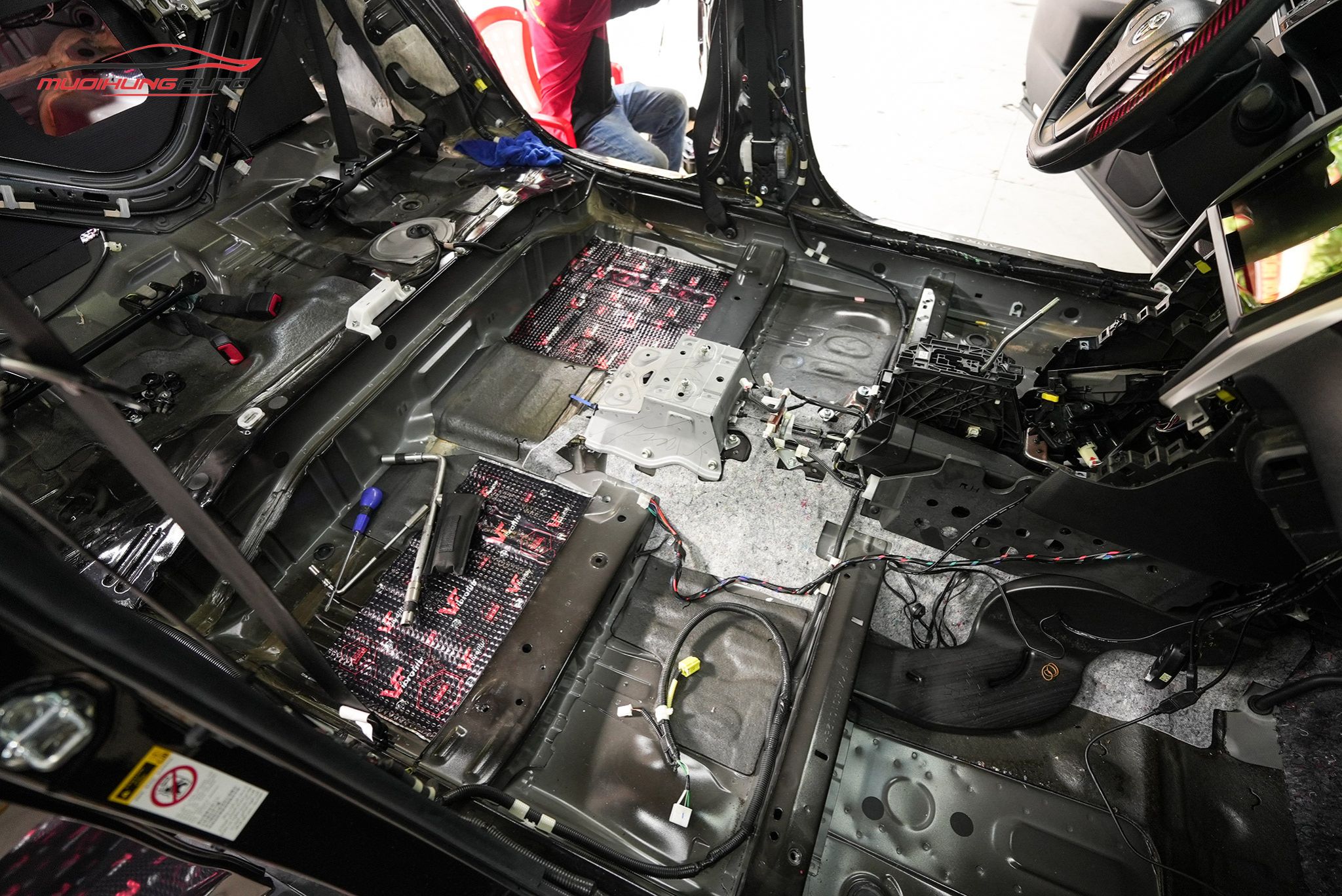 Dán cách âm cho sàn xe Toyota Camry 2015