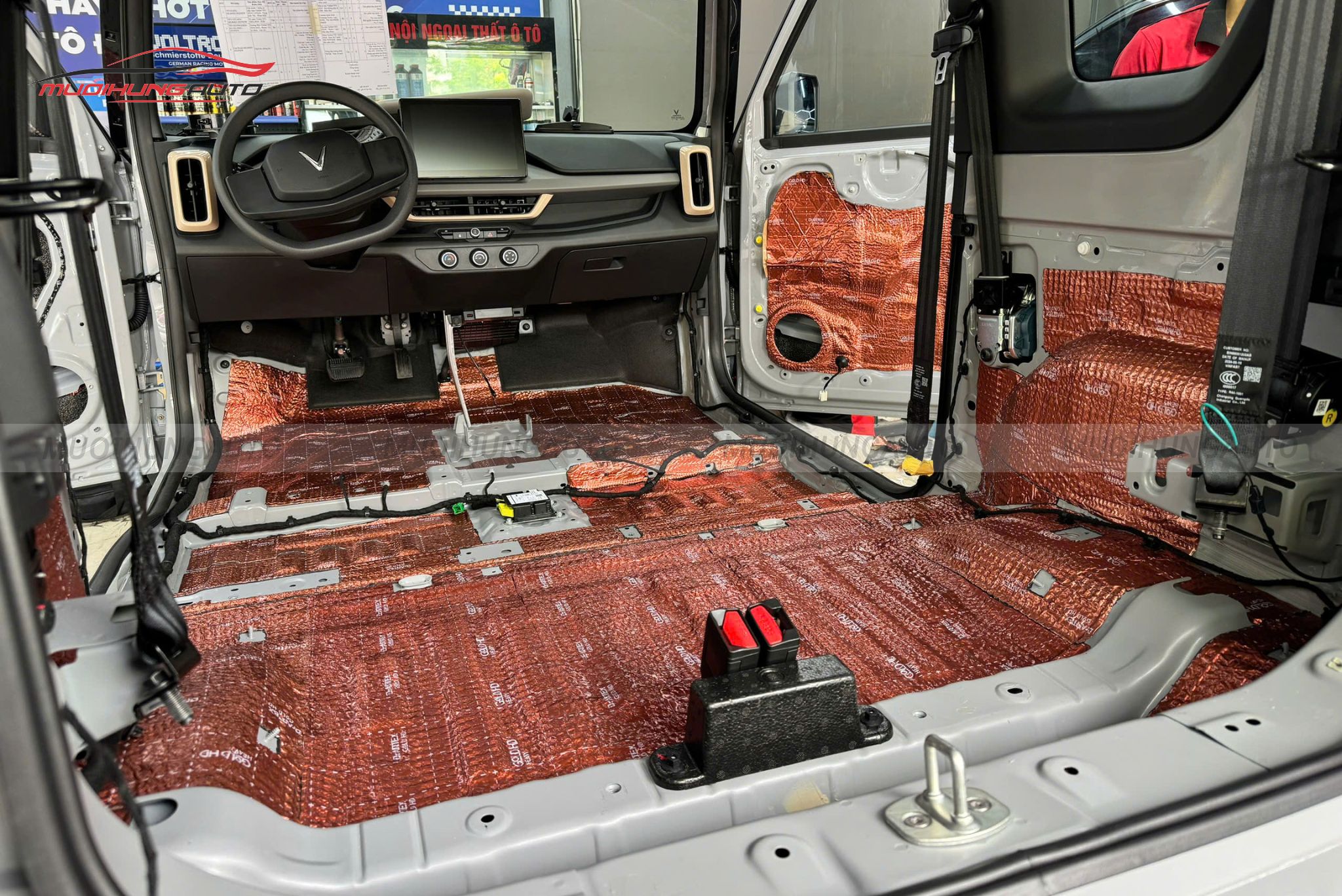 Dán cách âm cho sàn xe Vinfast VF3