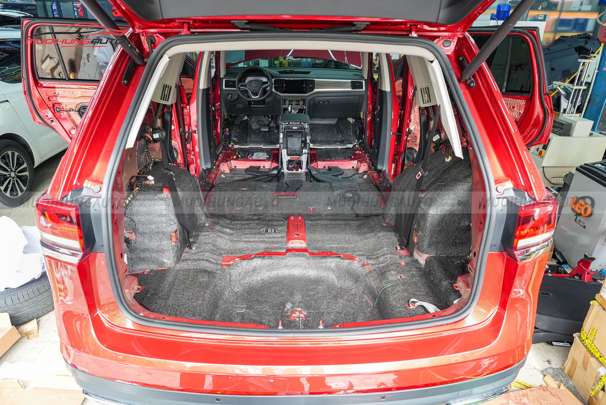 Dán cách âm chống ồn cốp xe Volkswagen Teramont 2023