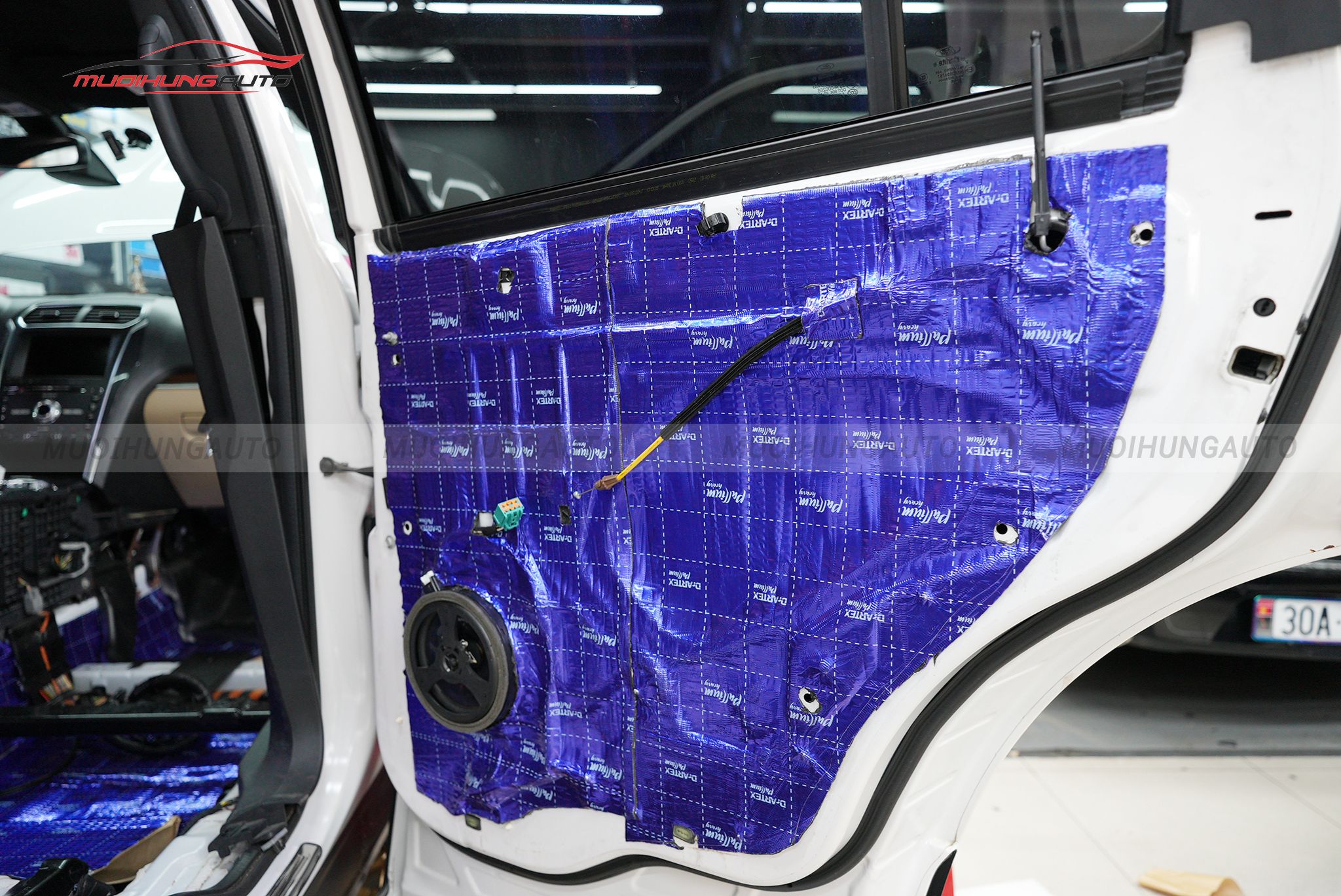 Dán cách âm chống ồn cửa xe Ford Explorer