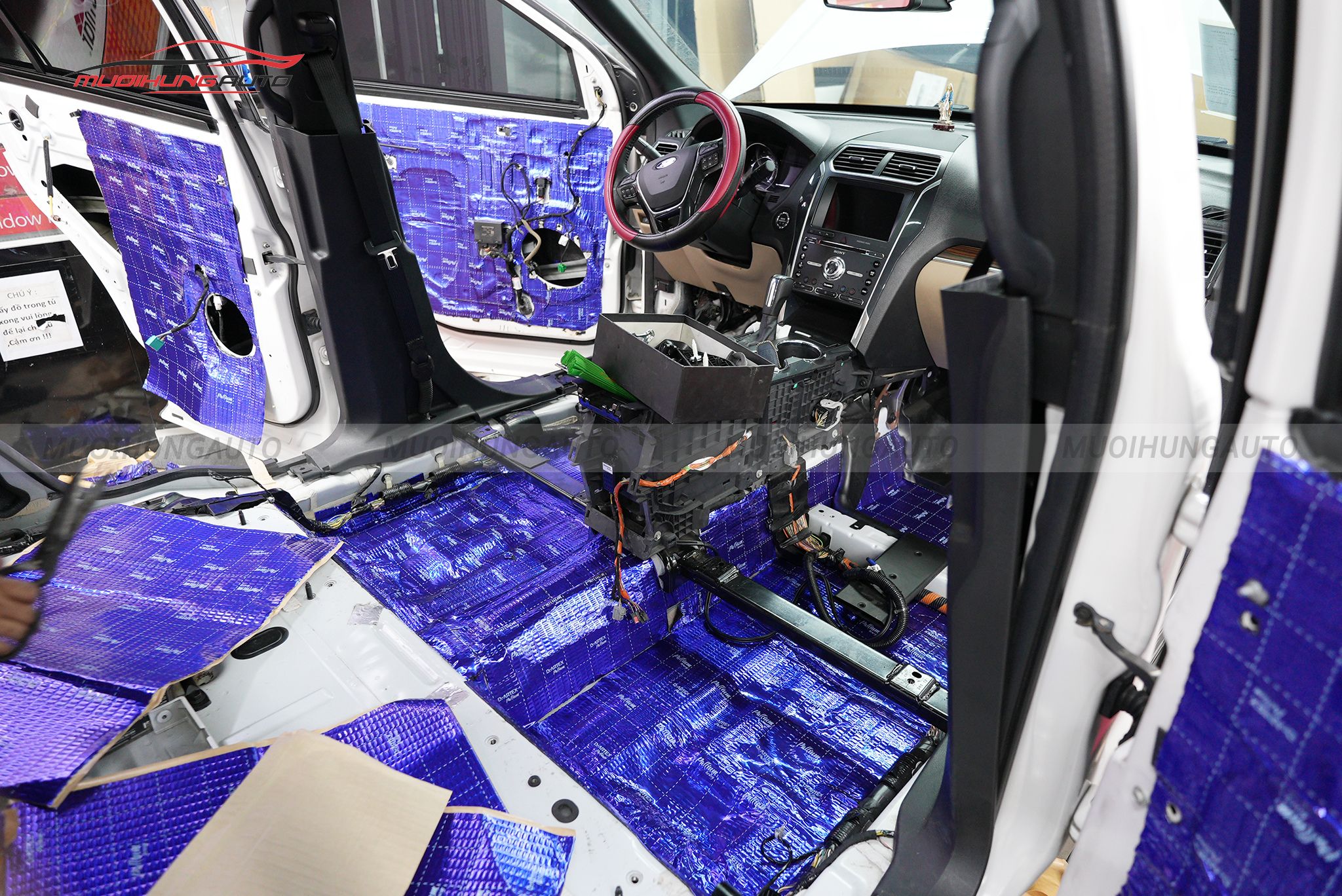 Dán cách âm chống ồn sàn xe Ford Explorer