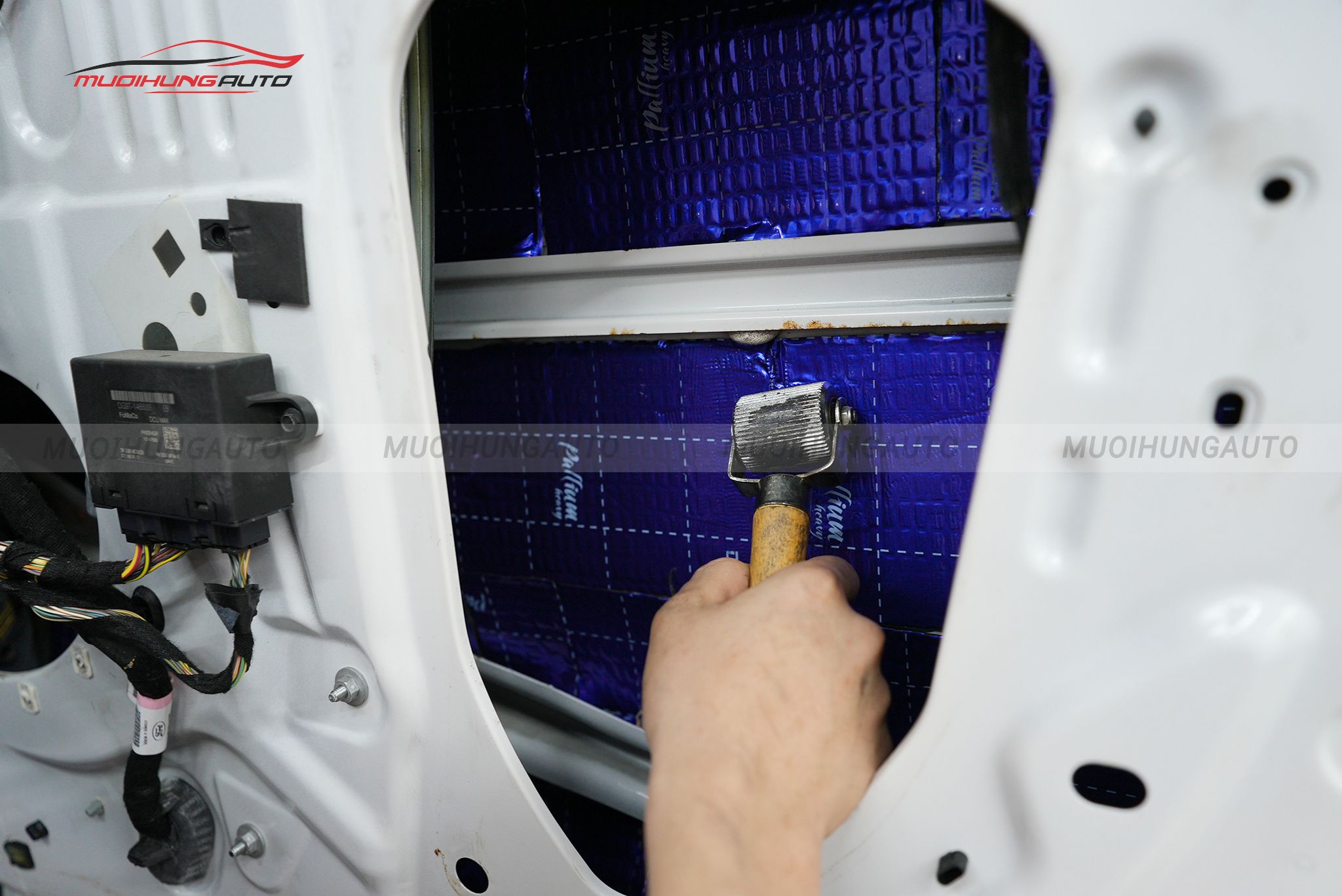 Dán cách âm cửa xe Ford Explorer