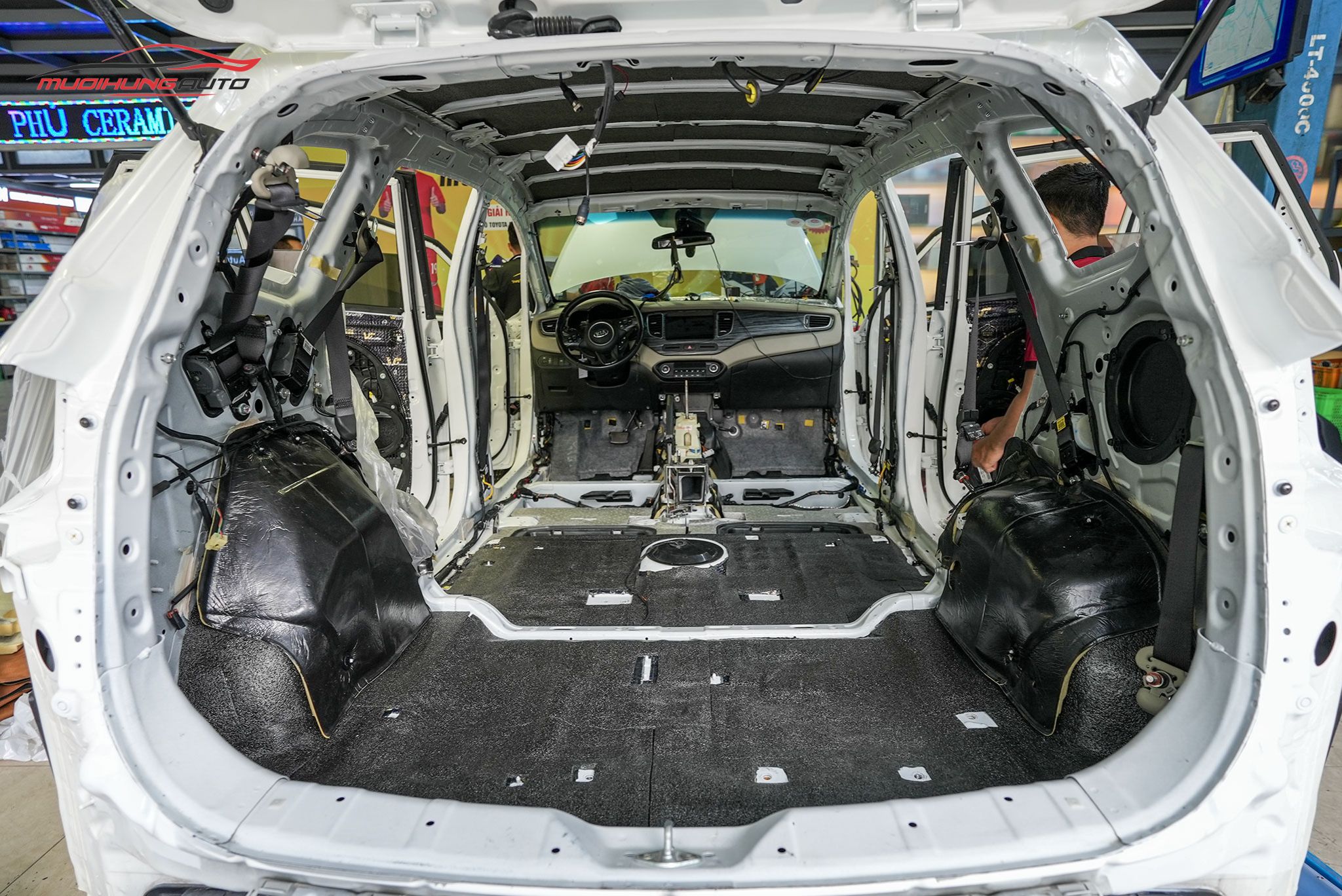 Dán cách âm sàn xe hơi Kia Rondo 2015