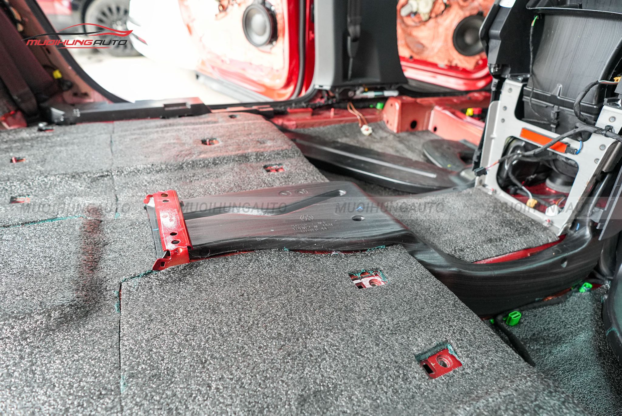 Dán cách âm sàn xe Volkswagen Teramont 2023