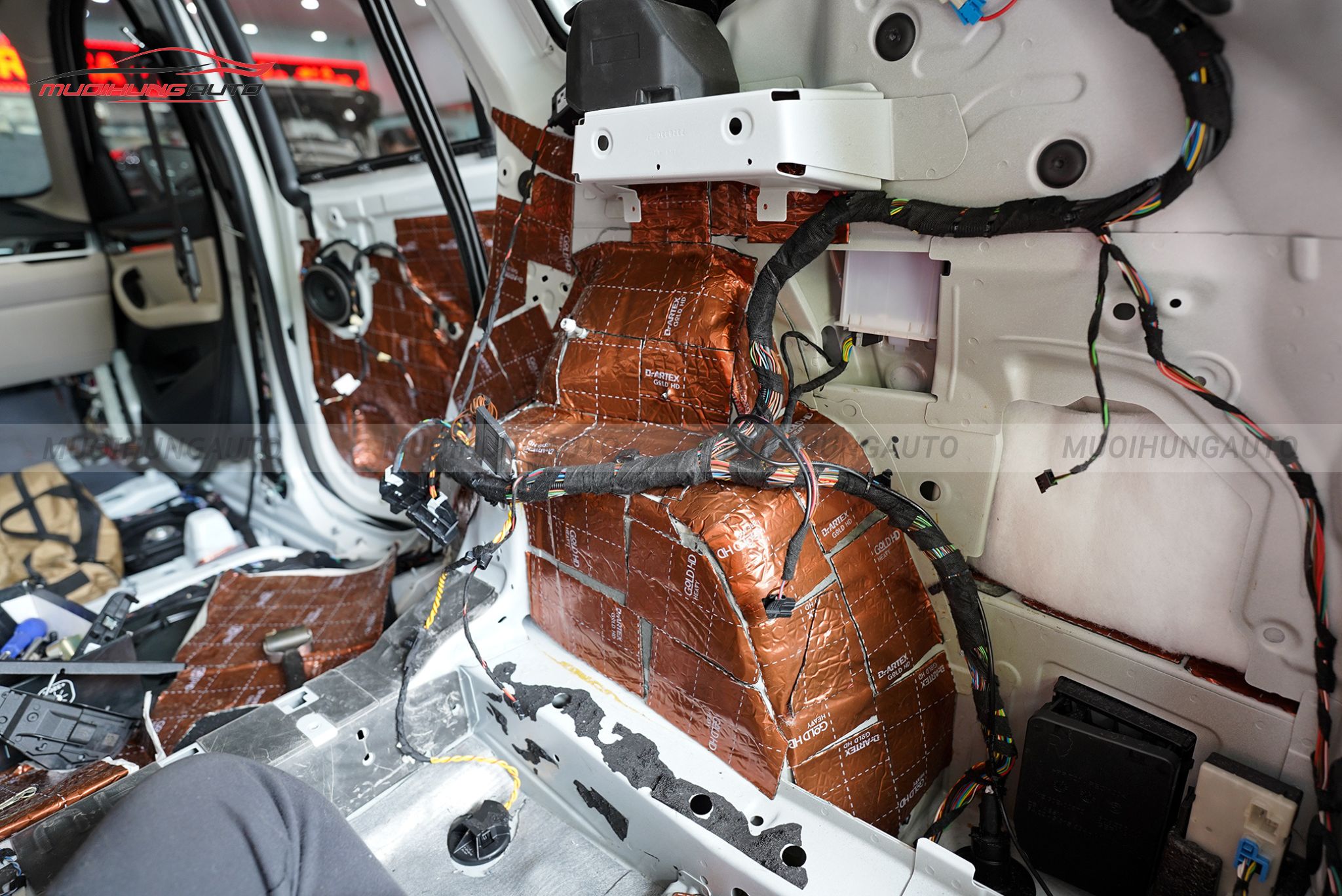 Dán chống ồn cốp xe ô tô BMW X1