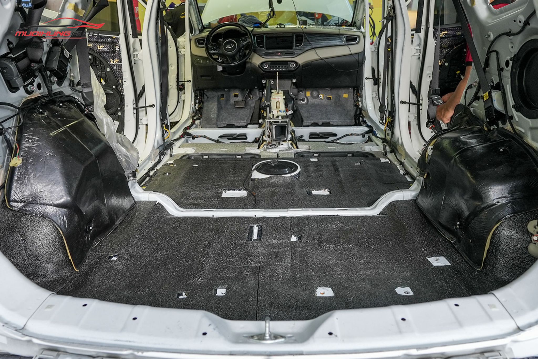 Dán chống ồn cốp xe ô tô Kia Rondo 2015