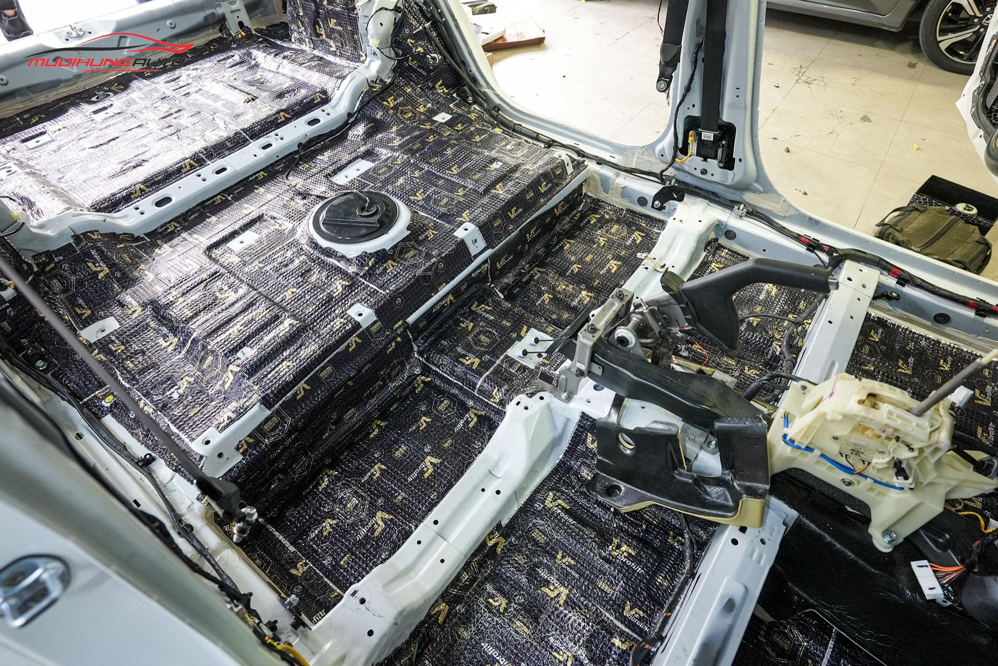 Dán chống ồn sàn xe Kia Rondo 2015