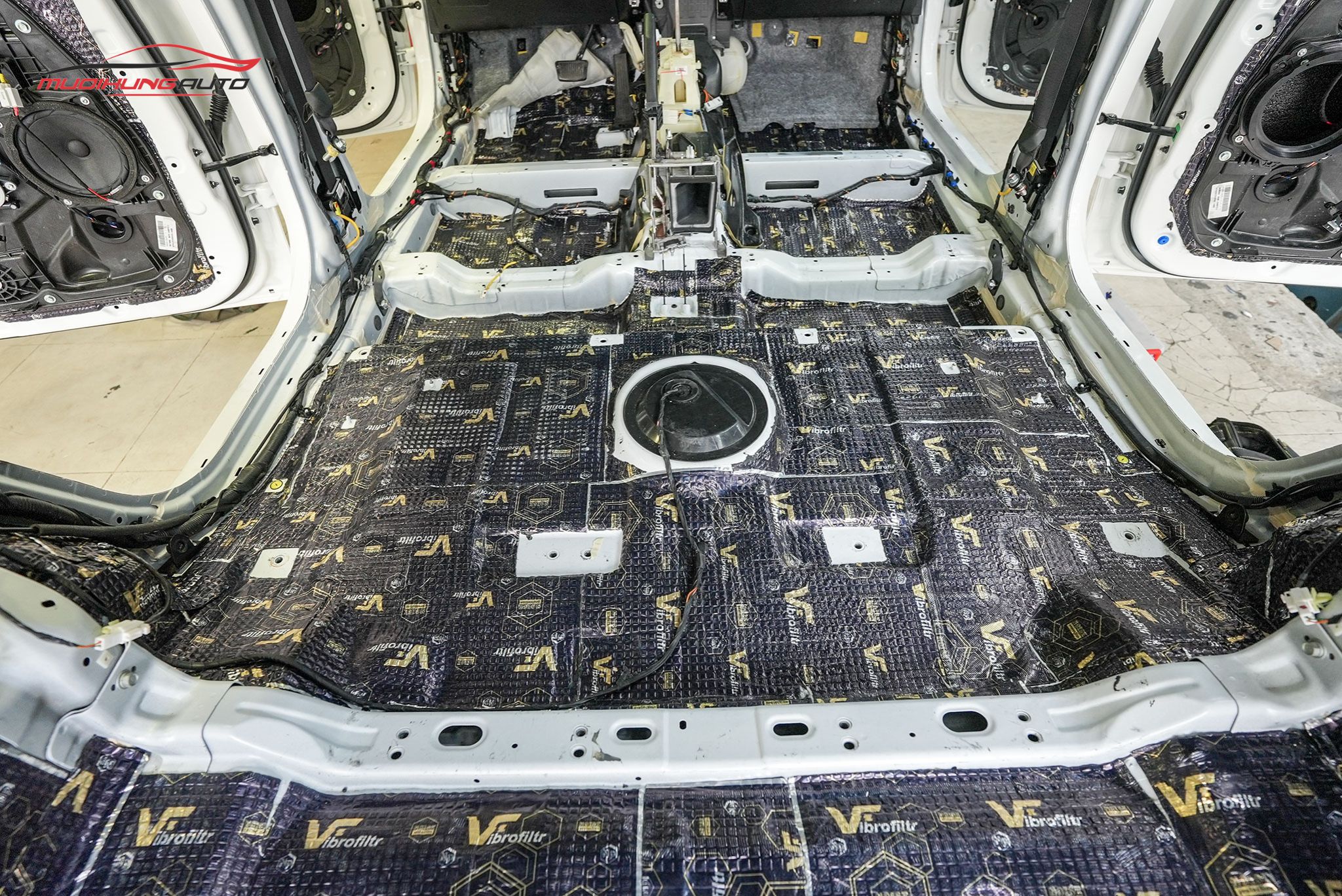 Dán chống ồn sàn xe ô tô Kia Rondo 2015