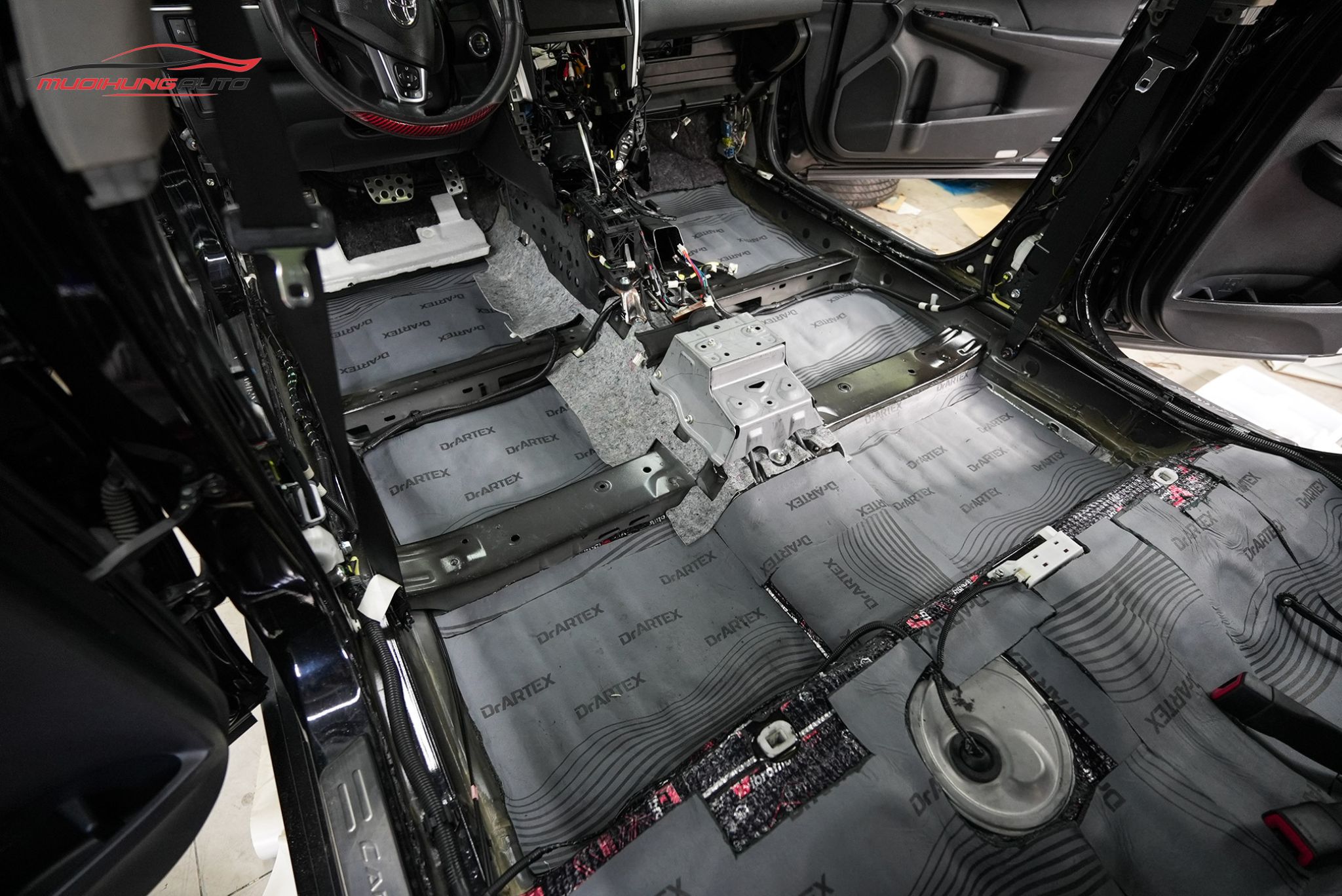 Dán chống ồn sàn xe Toyota Camry 2015