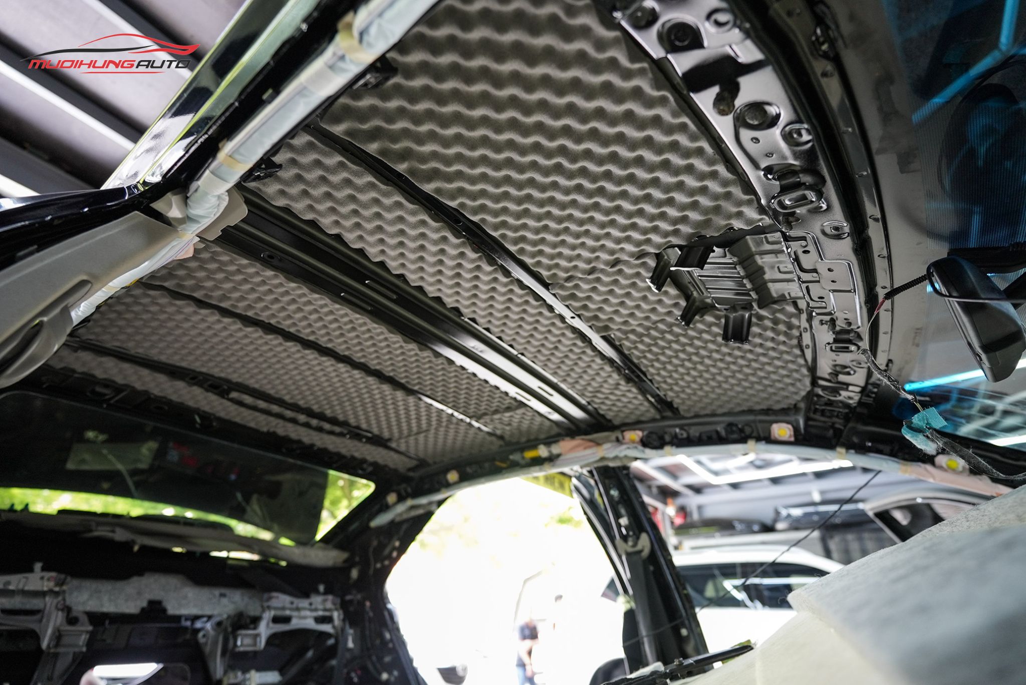 Dán chống ồn trần xe ô tô Toyota Camry 2015