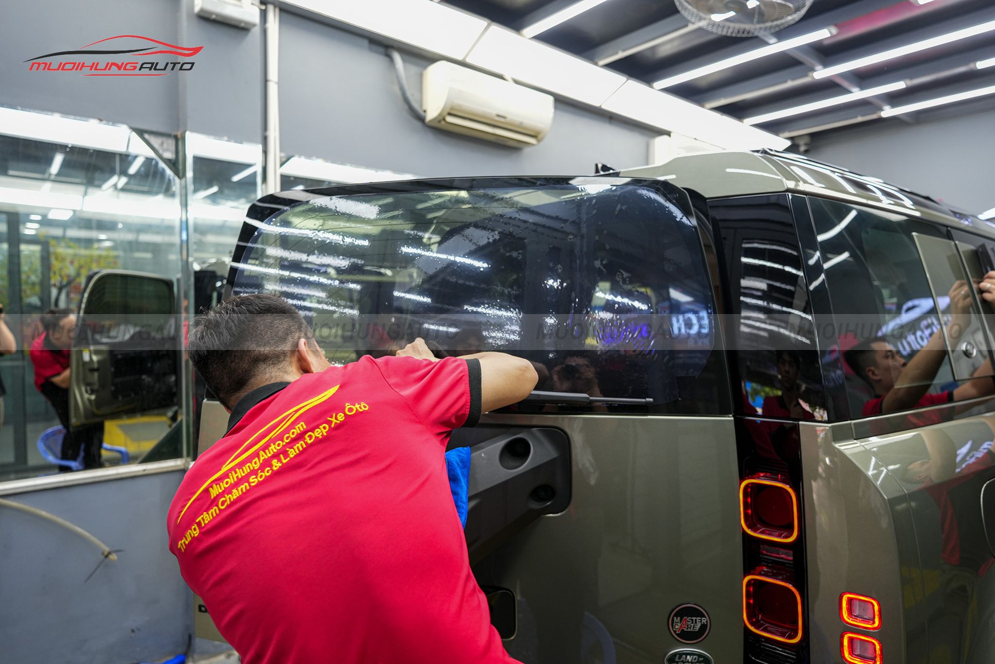 Dán phim cách nhiệt 3M chính hãng Land Rover Defender 2023