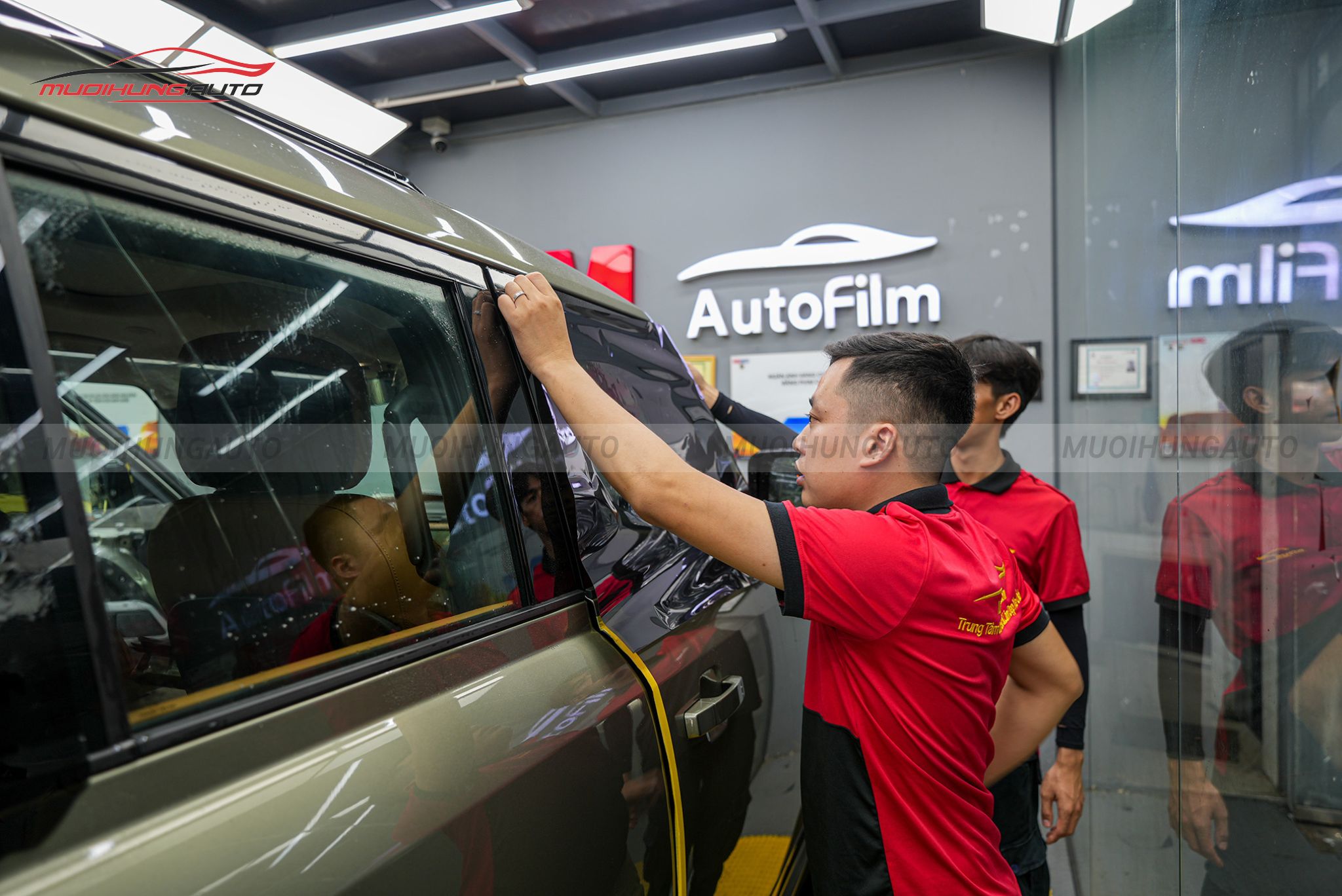 Dán phim cách nhiệt ô tô 3M Land Rover Defender 2023