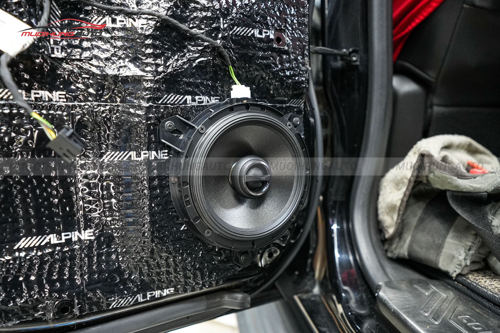 Độ loa cánh cửa Chevrolet Colorado 2019