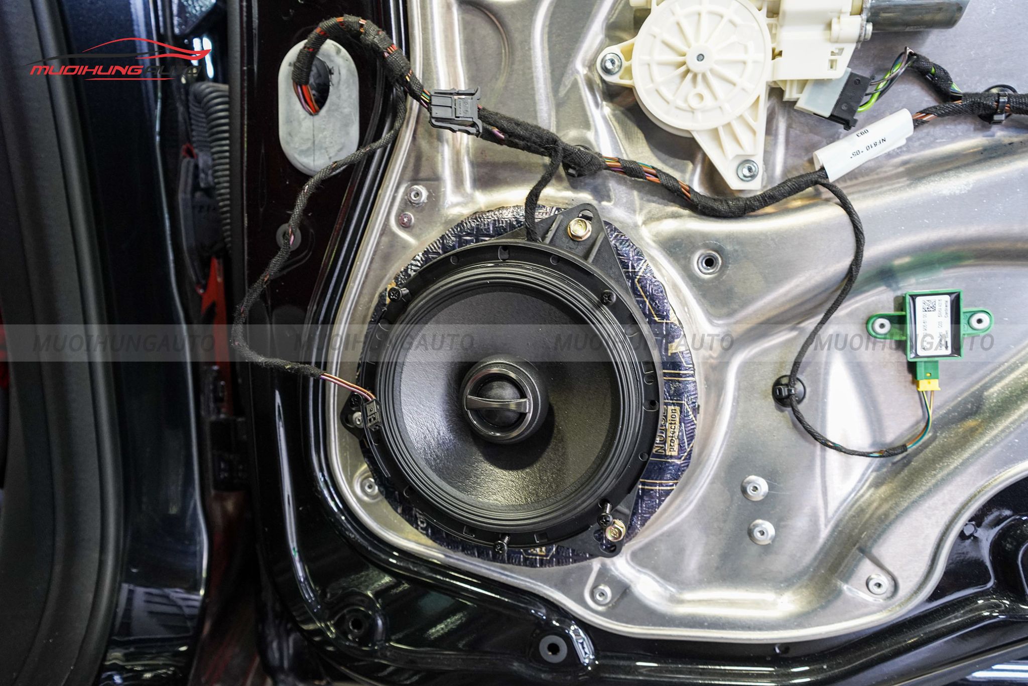 Độ loa cánh cửa cho xe ô tô Mercedes E200 2015