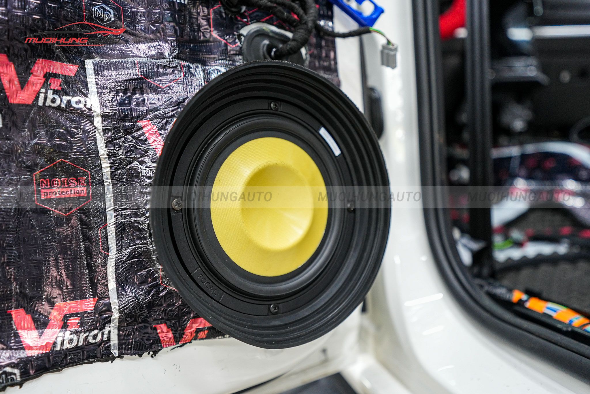 Độ loa cánh cửa Ford Everest 2024