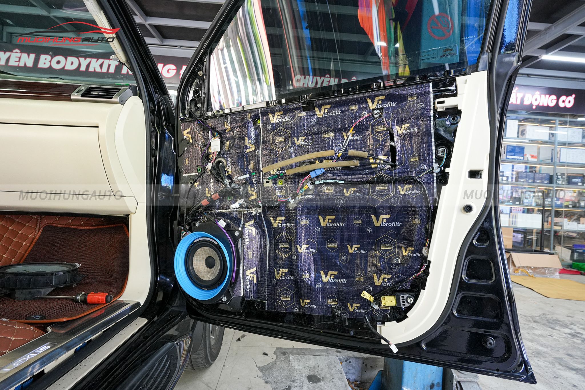 Độ loa cánh cửa Lexus LX570