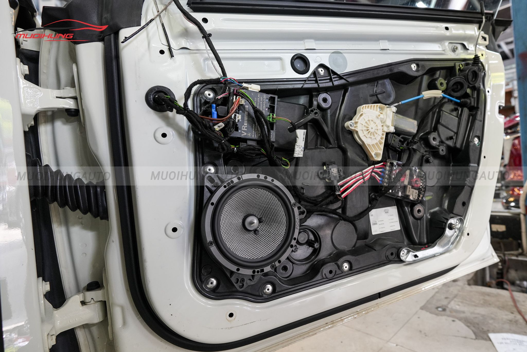 Độ loa cánh cửa Mercedes