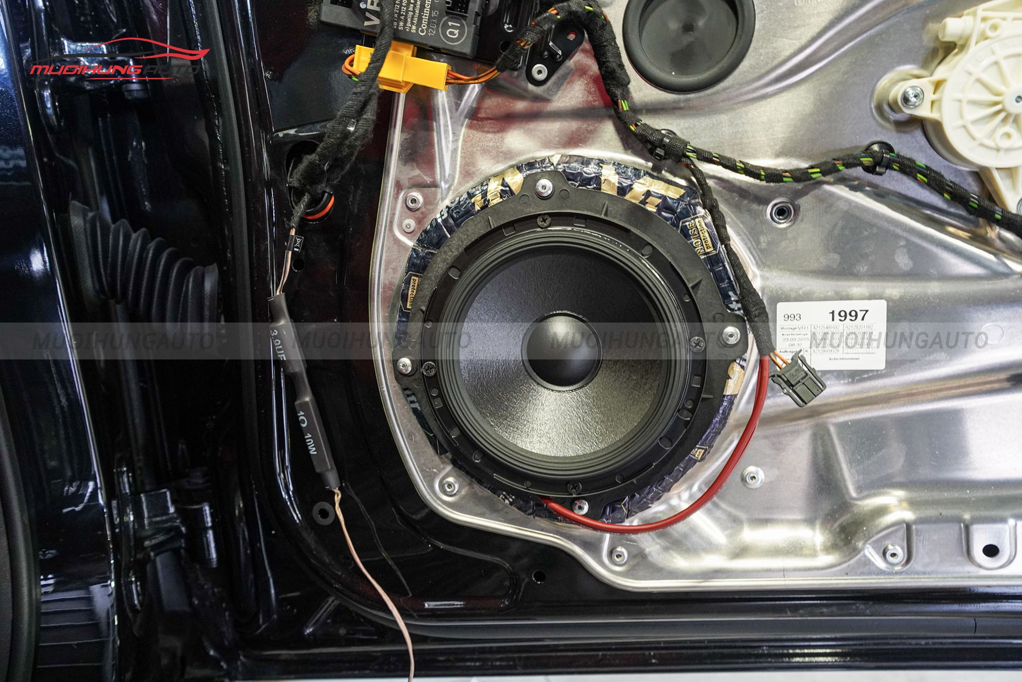 Độ loa cánh cửa ô tô Mercedes E200 2015