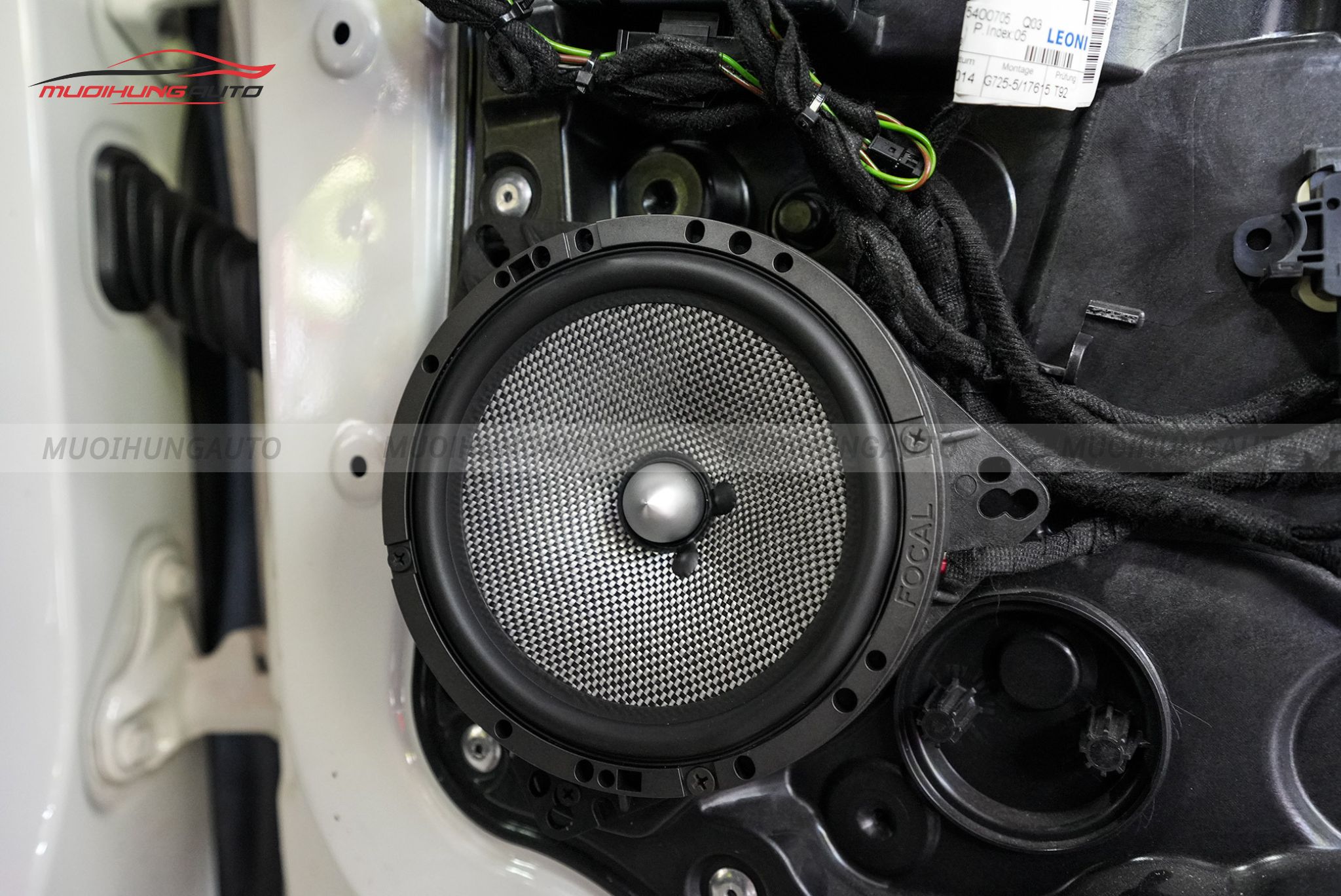 Độ loa cánh cửa ô tô Mercedes