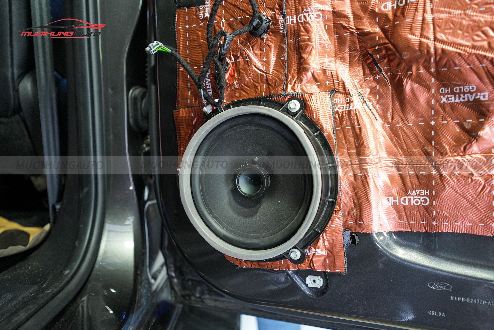 Độ loa cánh Ford Ranger