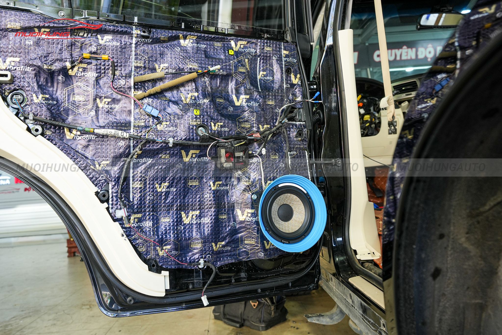 Độ loa cánh Lexus LX570