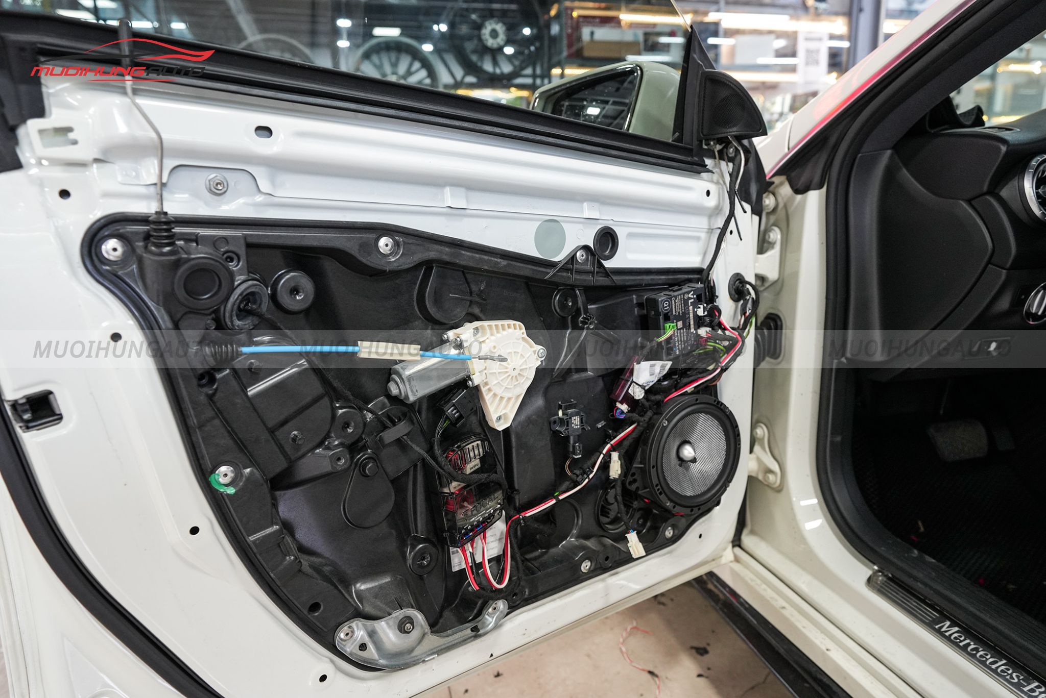 Độ loa cánh ô tô Mercedes