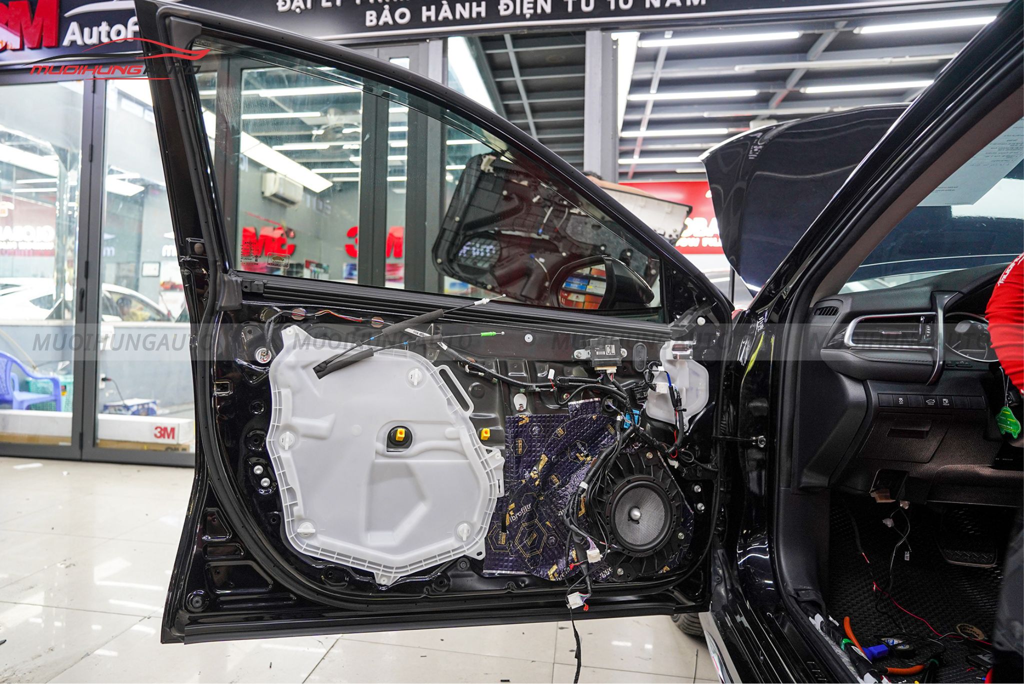 Độ loa cánh ô tô Toyota Camry 2019