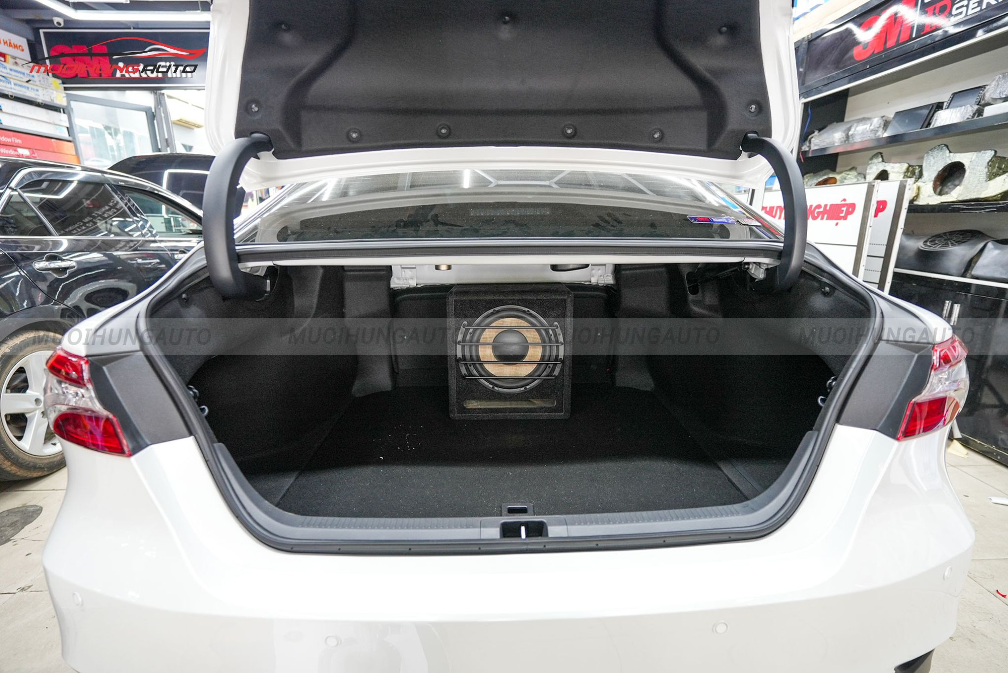 Độ loa sub cho ô tô Toyota Camry 2023