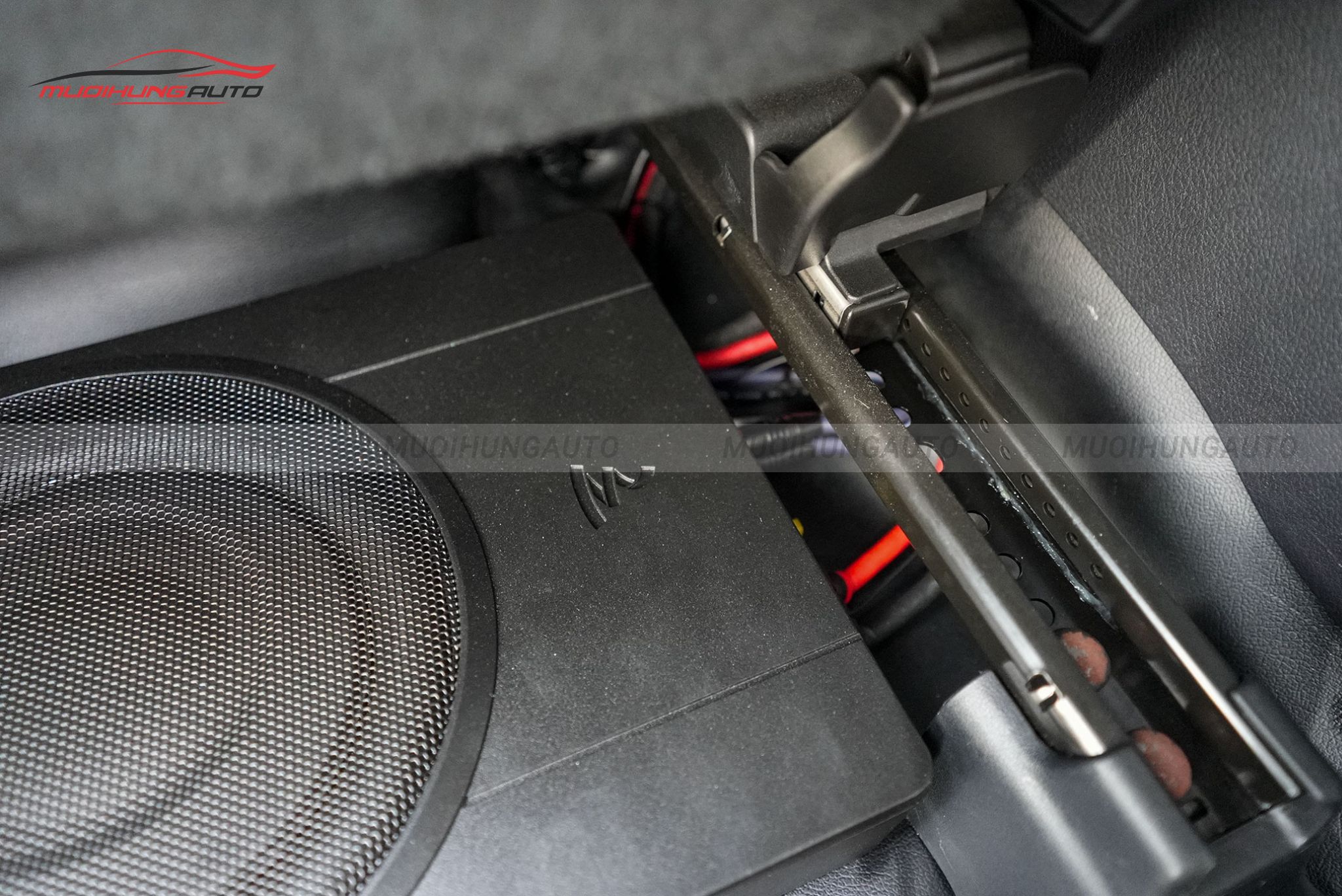 Độ loa sub cho Toyota Land Cruiser Prado 2020