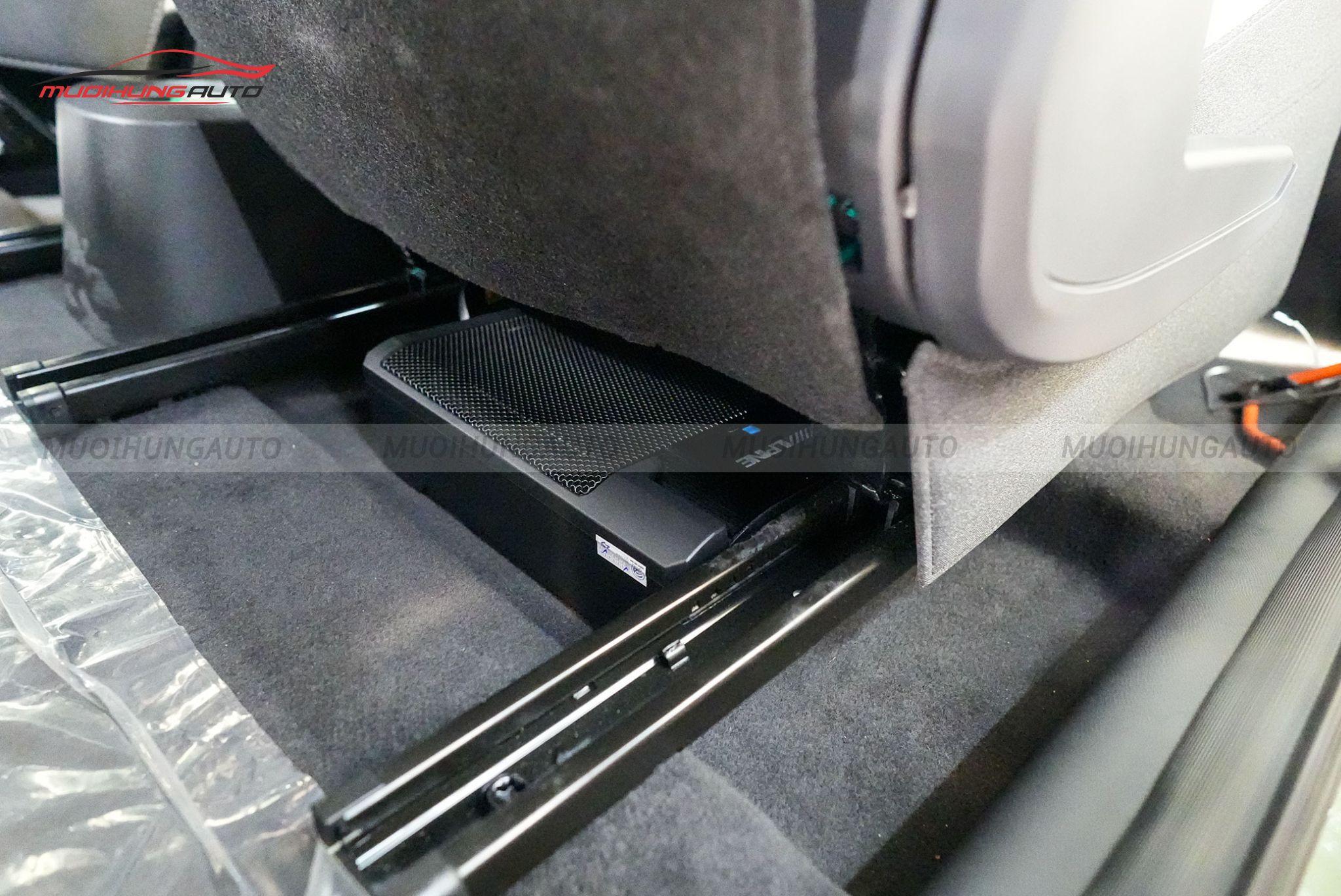 Độ loa sub gầm ghế xe Vinfast VF3