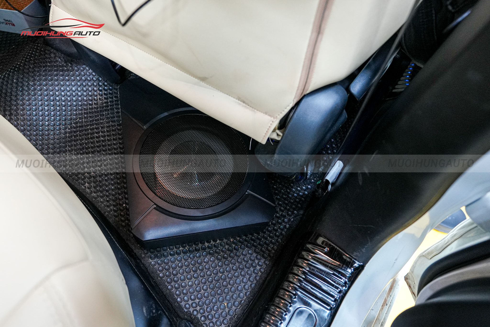 Độ loa sub Honda Brio