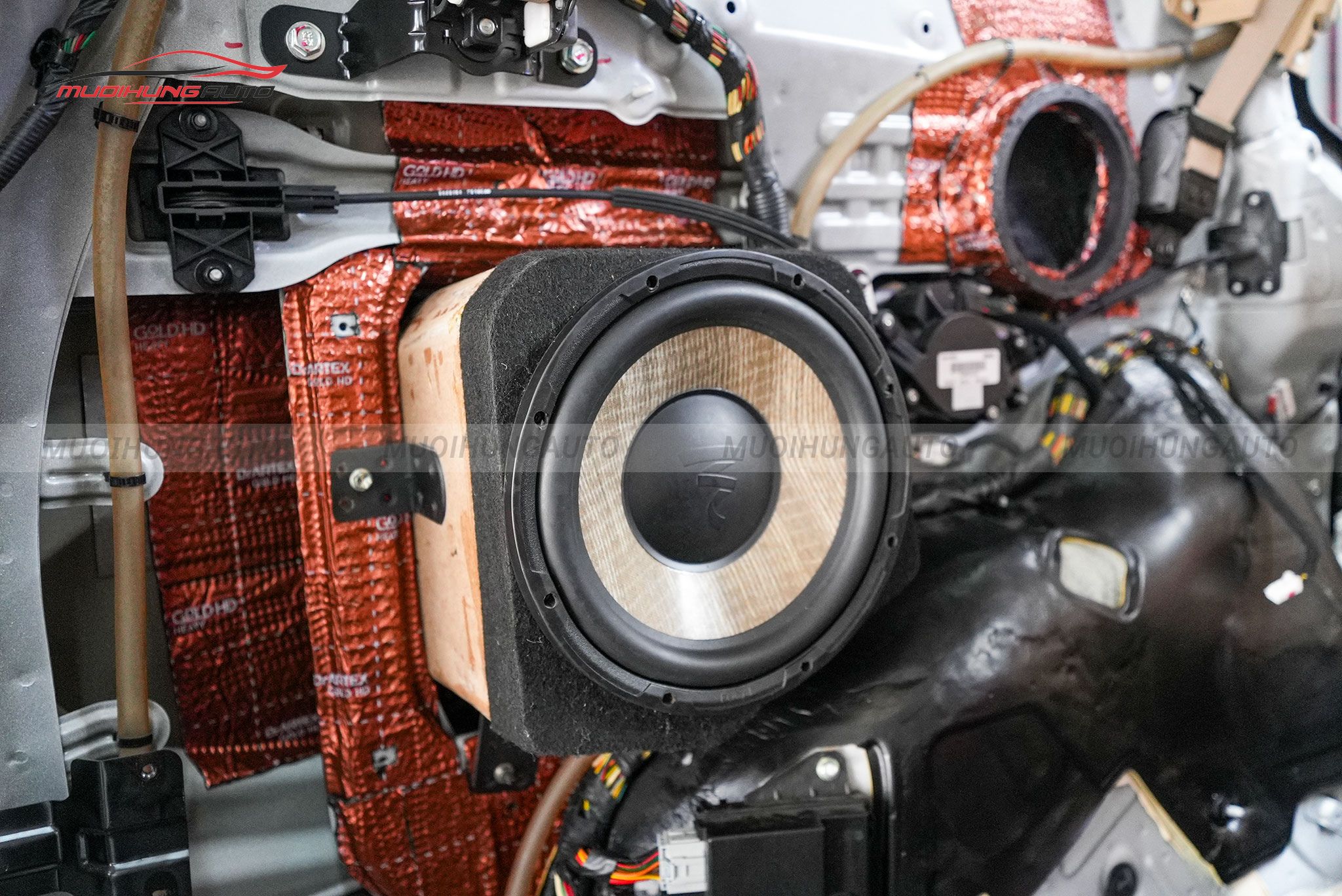 Độ loa sub Kia Sedona 2018