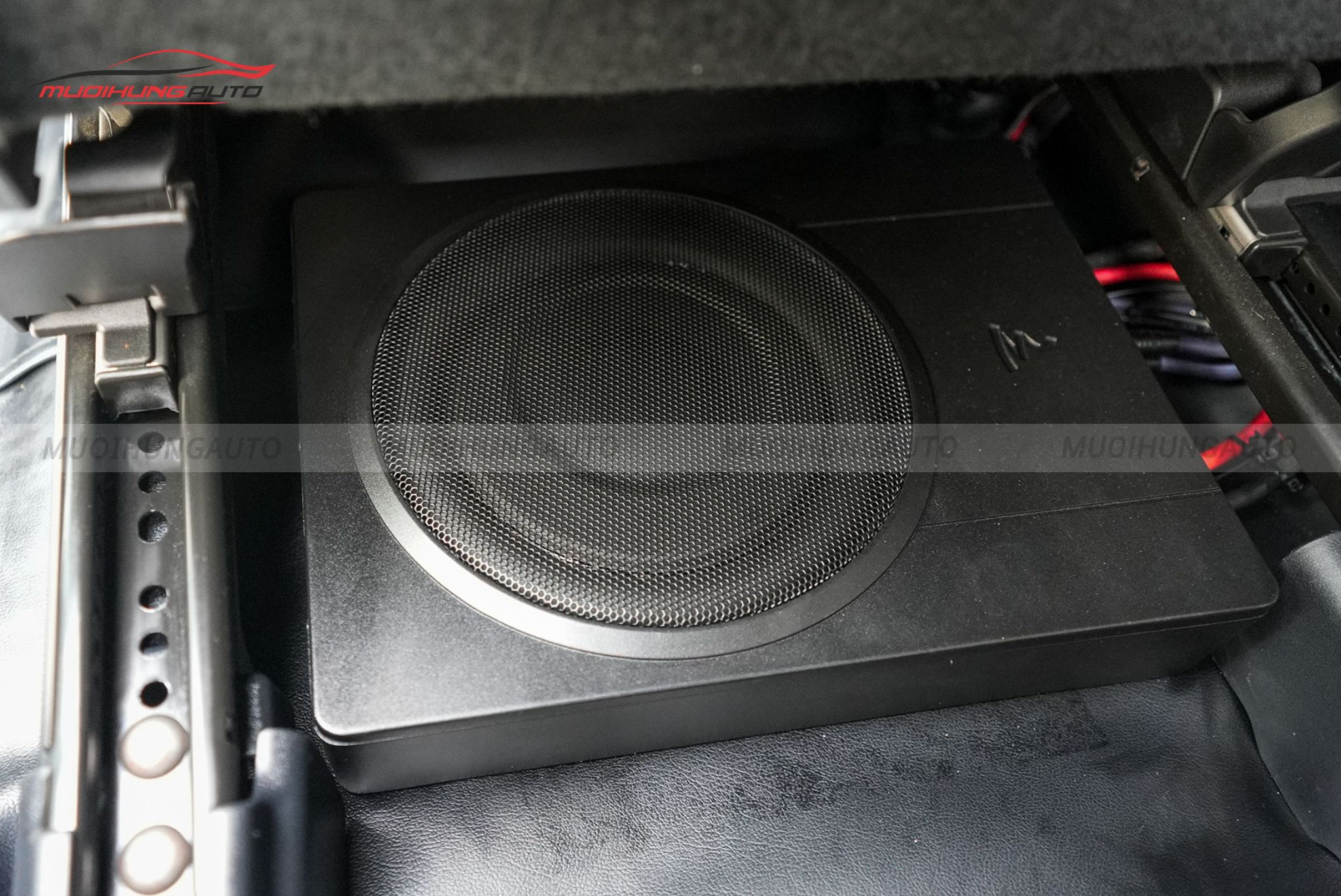 Độ loa sub Toyota Land Cruiser Prado 2020