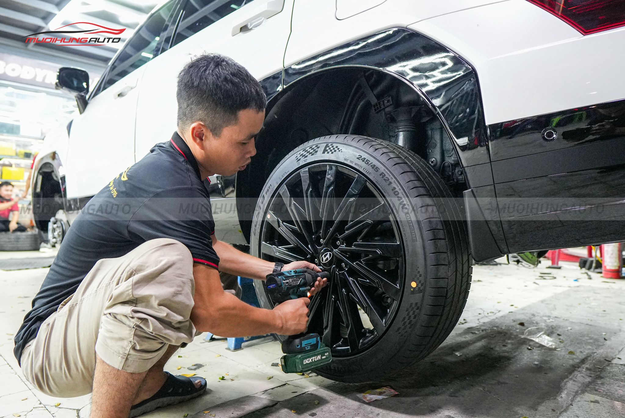 Kỹ thuật đang mở bánh