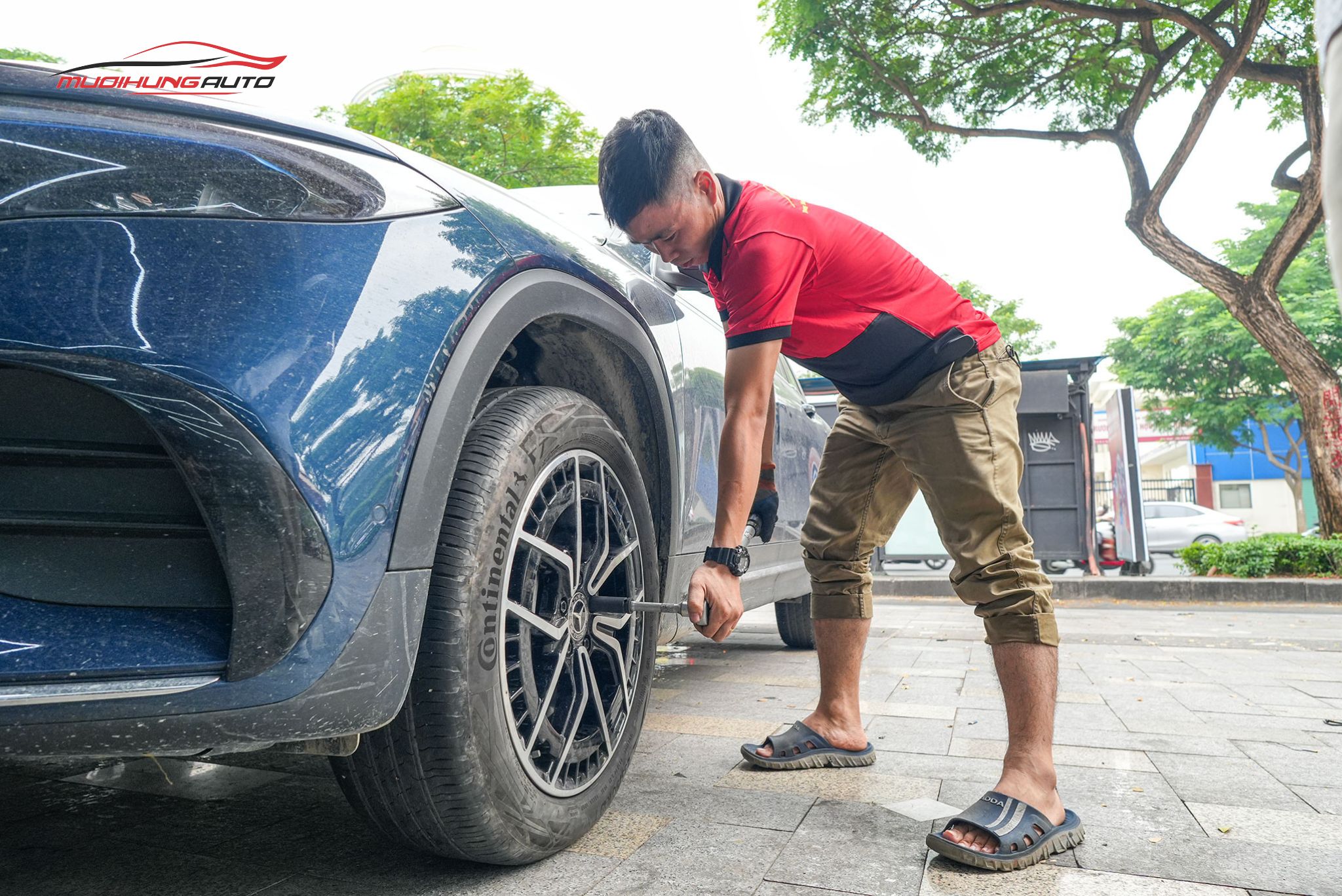 Kỹ thuật đang mở bánh