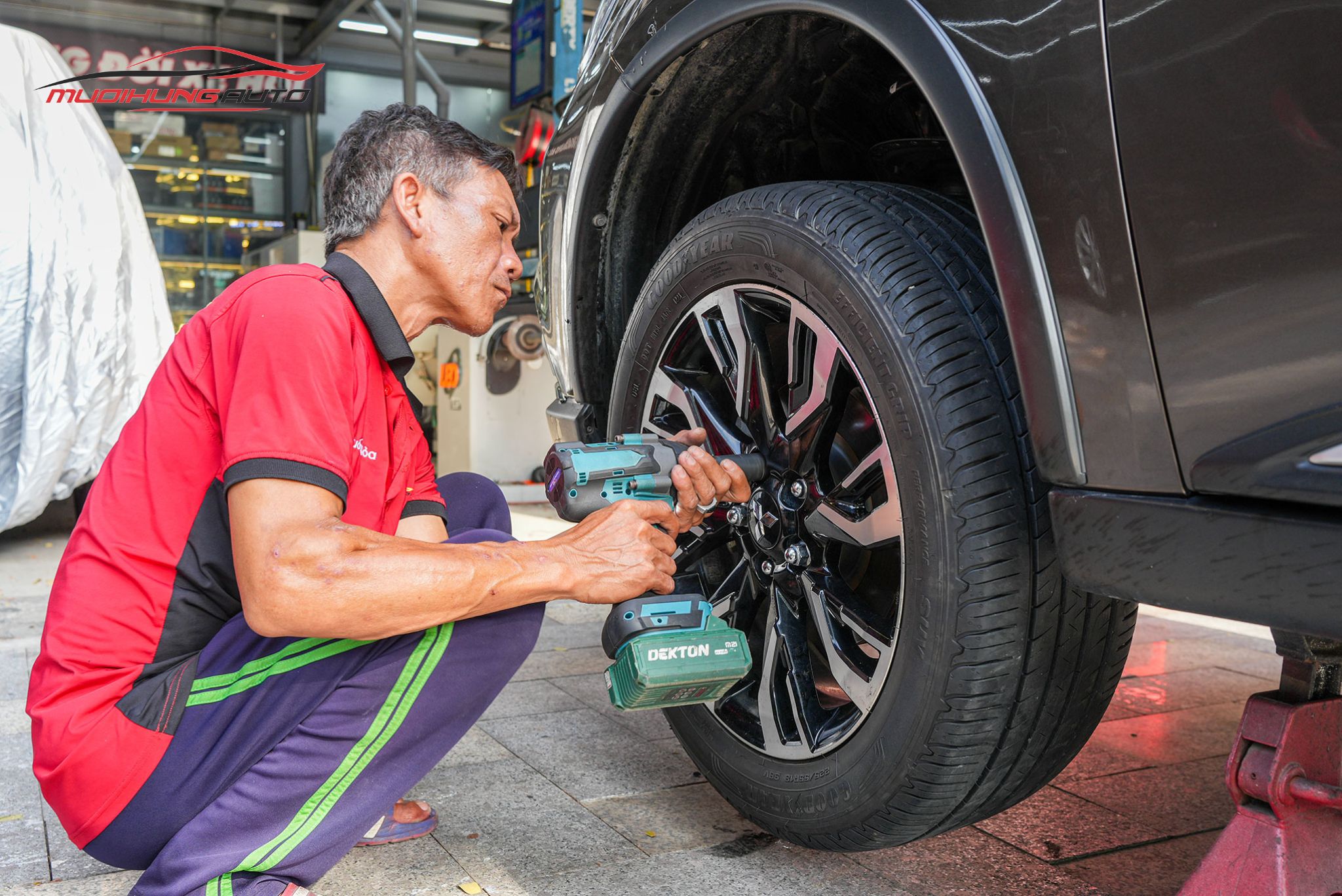 Kỹ thuật đang mở bánh