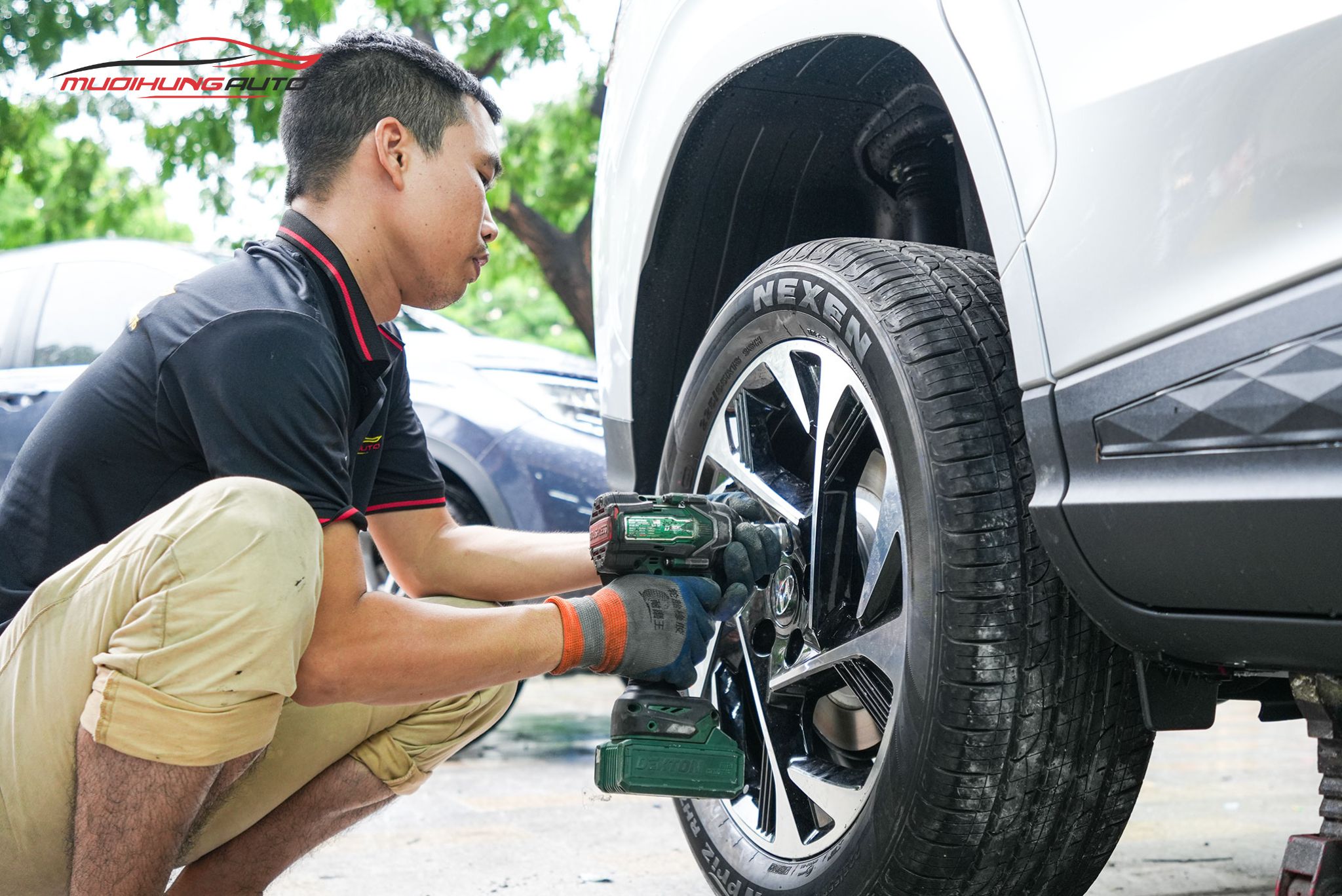 Kỹ thuật đang mở bánh