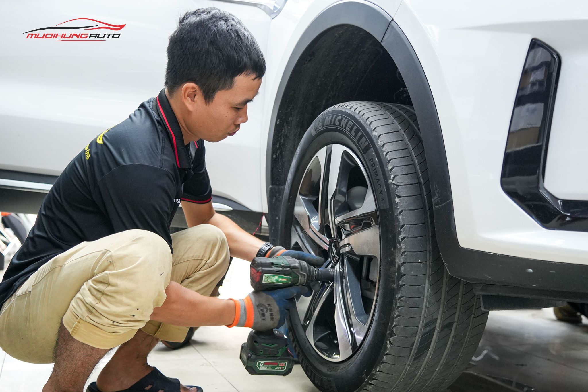 Kỹ thuật đang mở bánh