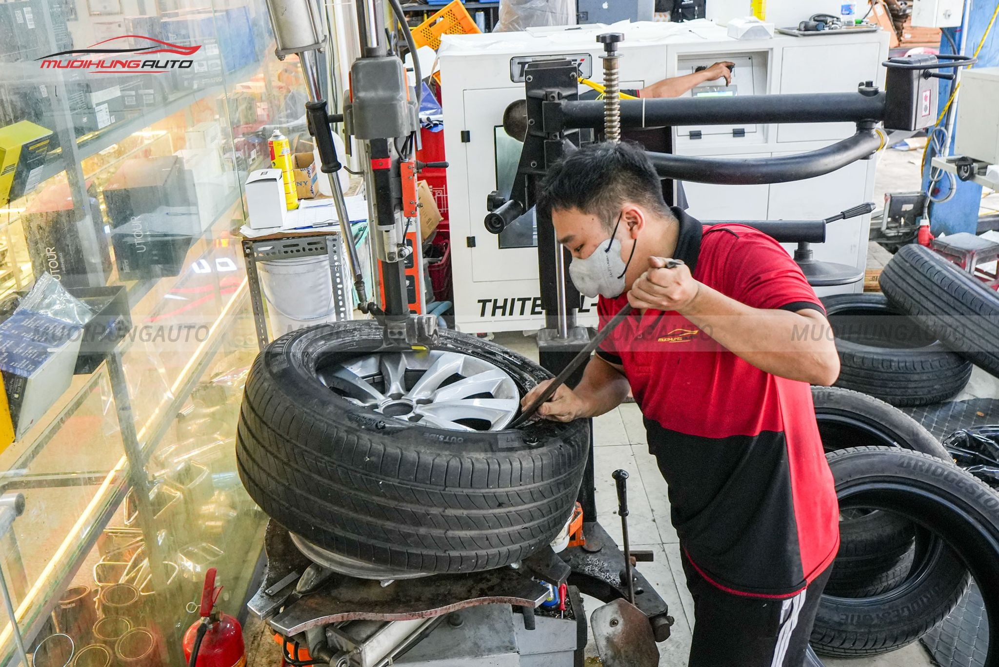 Kỹ thuật đang mở lốp