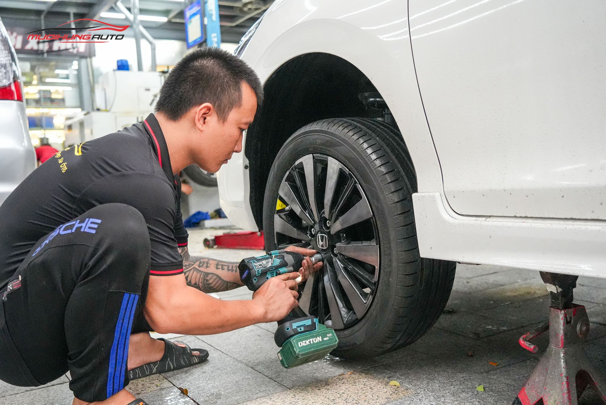 Kỹ thuật đang mở bánh