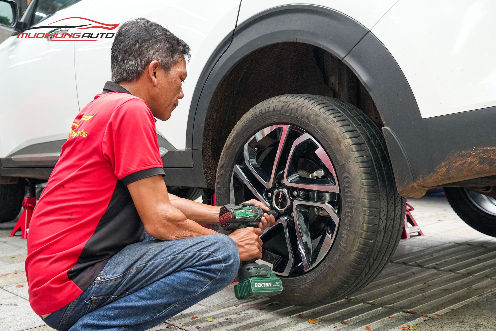 Kỹ thuật đang mở bánh