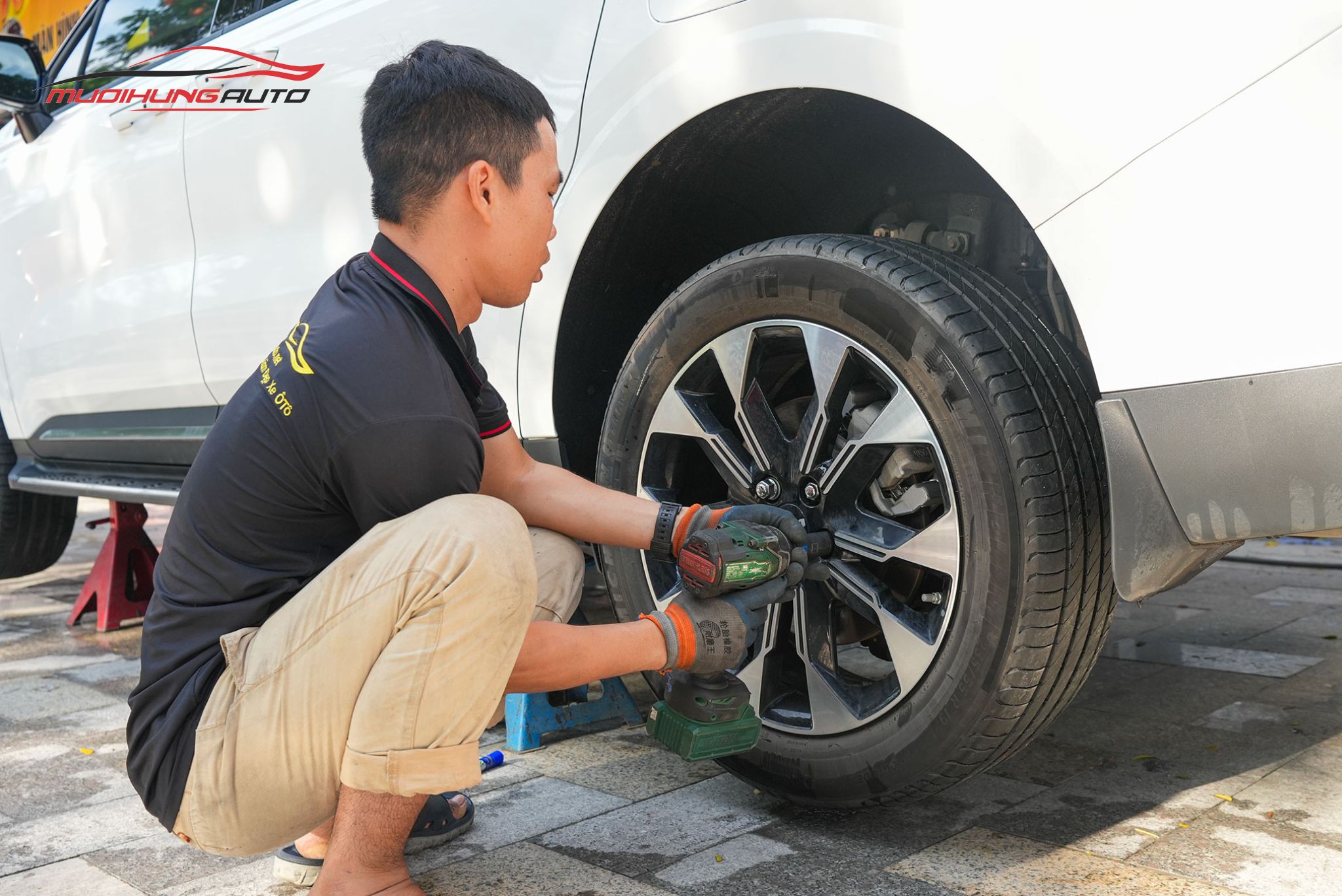 Kỹ thuật đang mở bánh