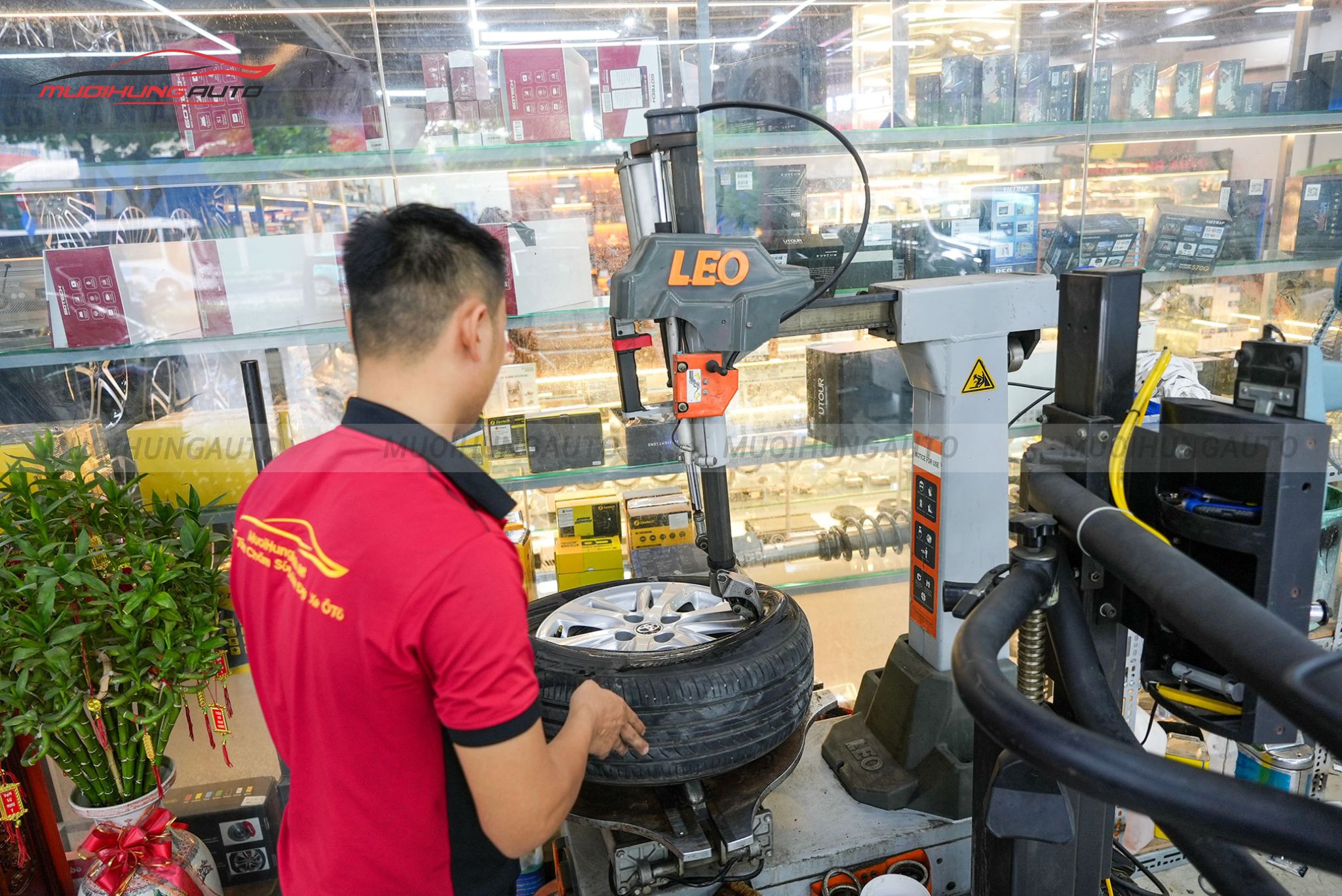 Kỹ thuật đang mở lốp