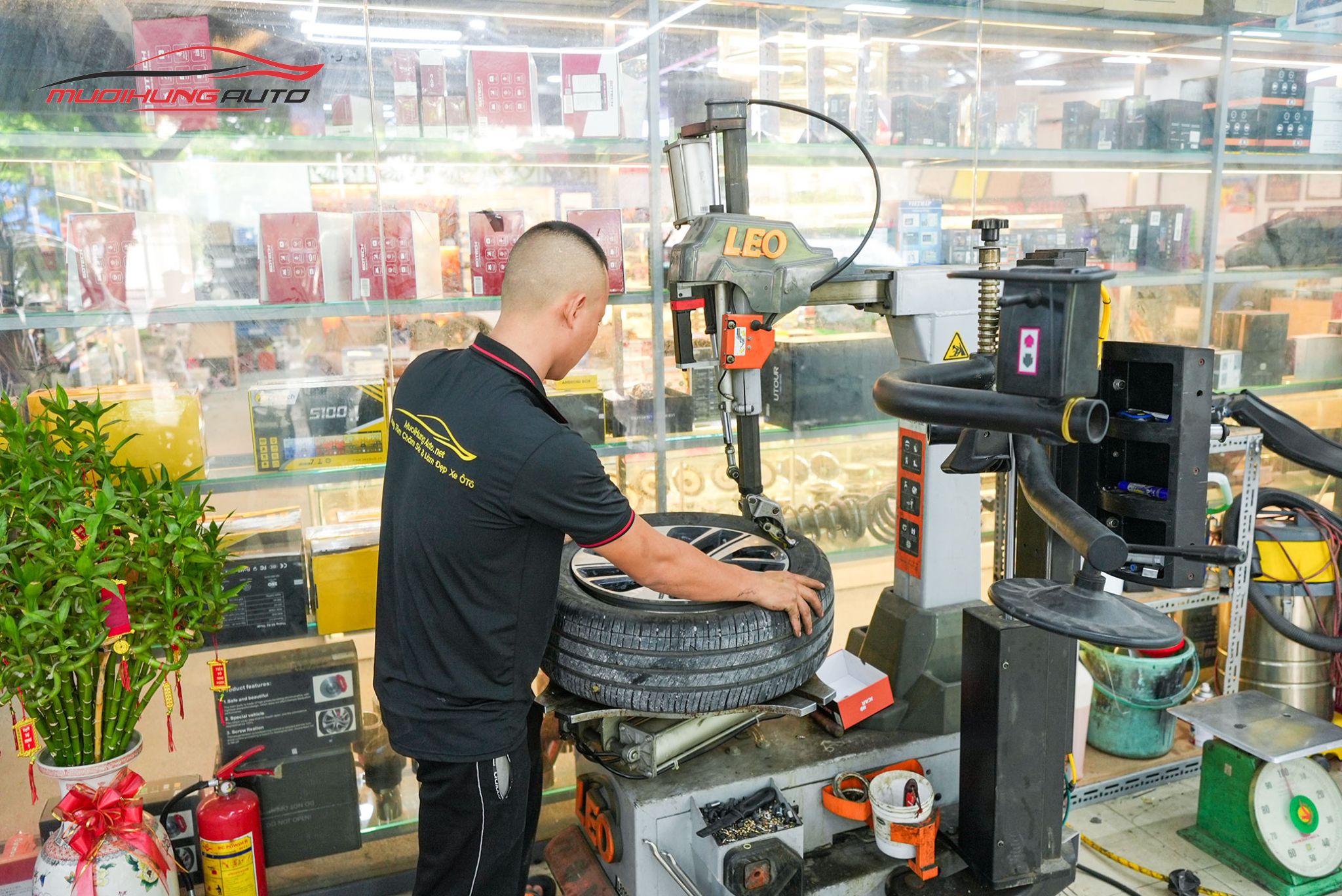 Kỹ thuật đang mở lốp