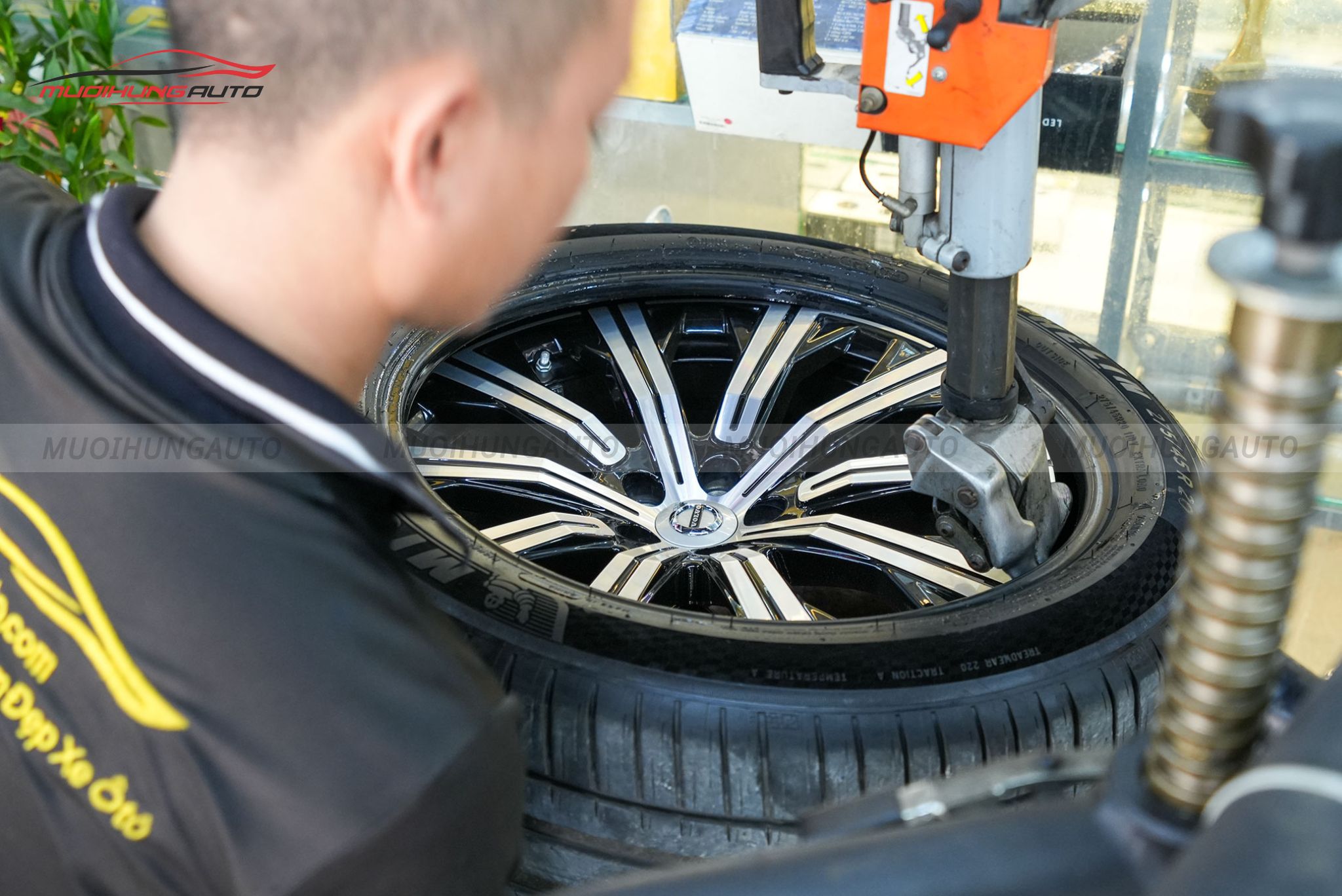 Kỹ thuật đang mở lốp