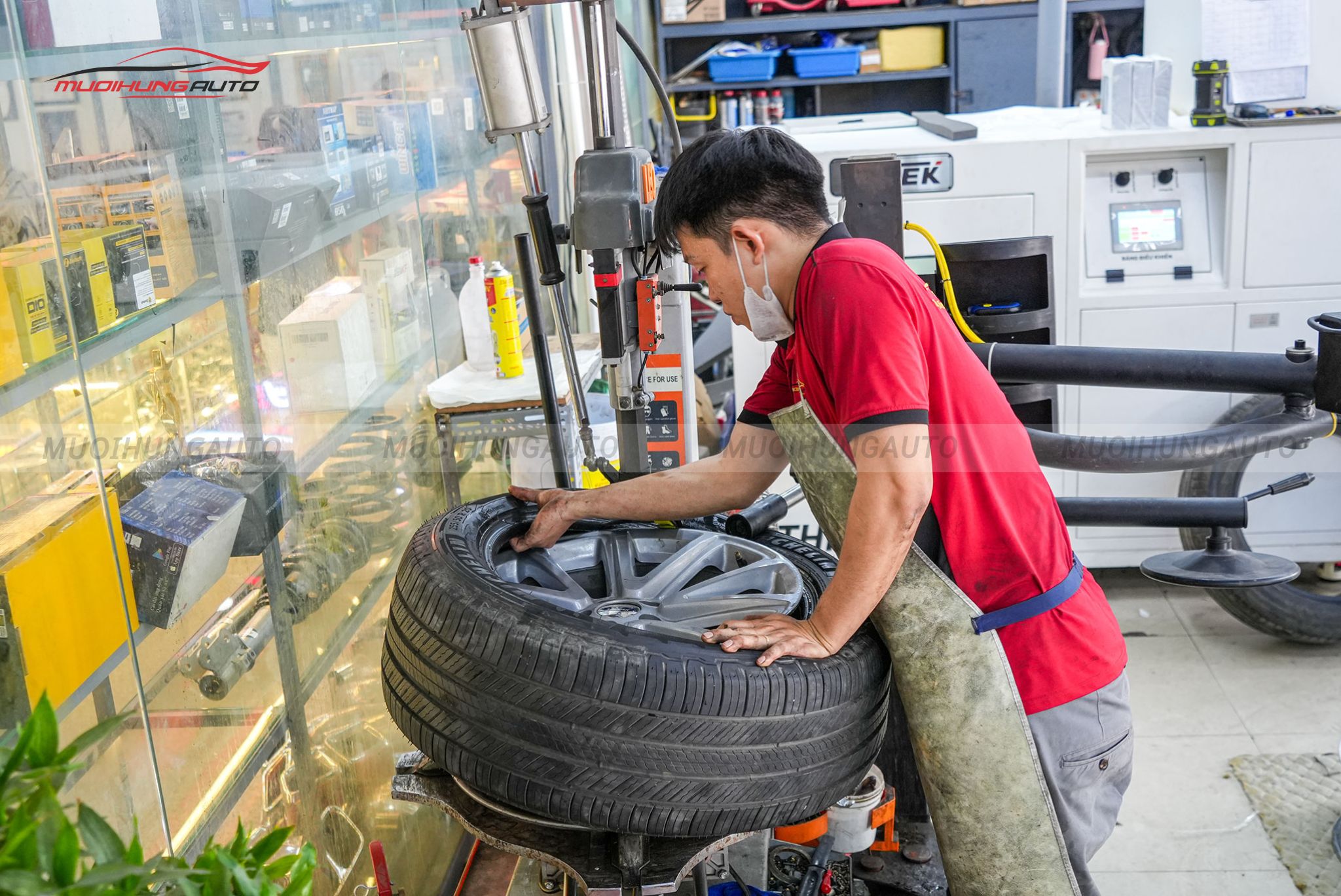 Kỹ thuật đang mở lốp