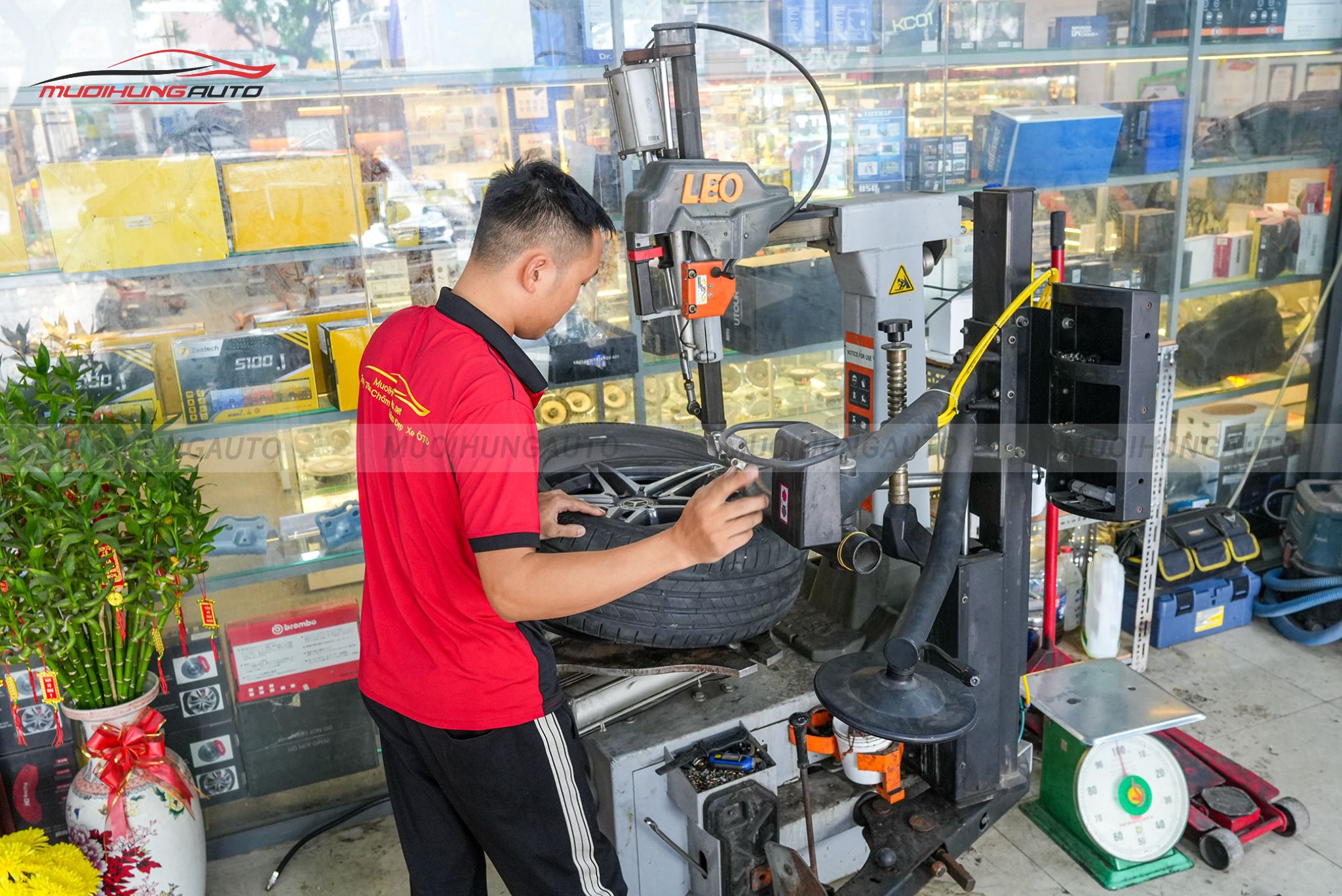 Kỹ thuật đang mở lốp